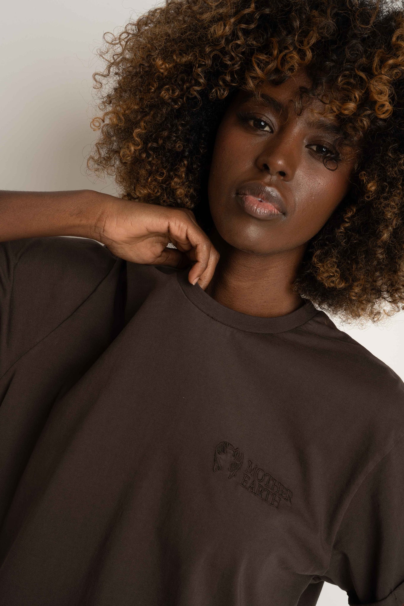 T-SHIRT OVERSIZE Z DELIKATNYM EFEKTEM SPRANIA CIEMNOBRĄZOWY - MORAINE