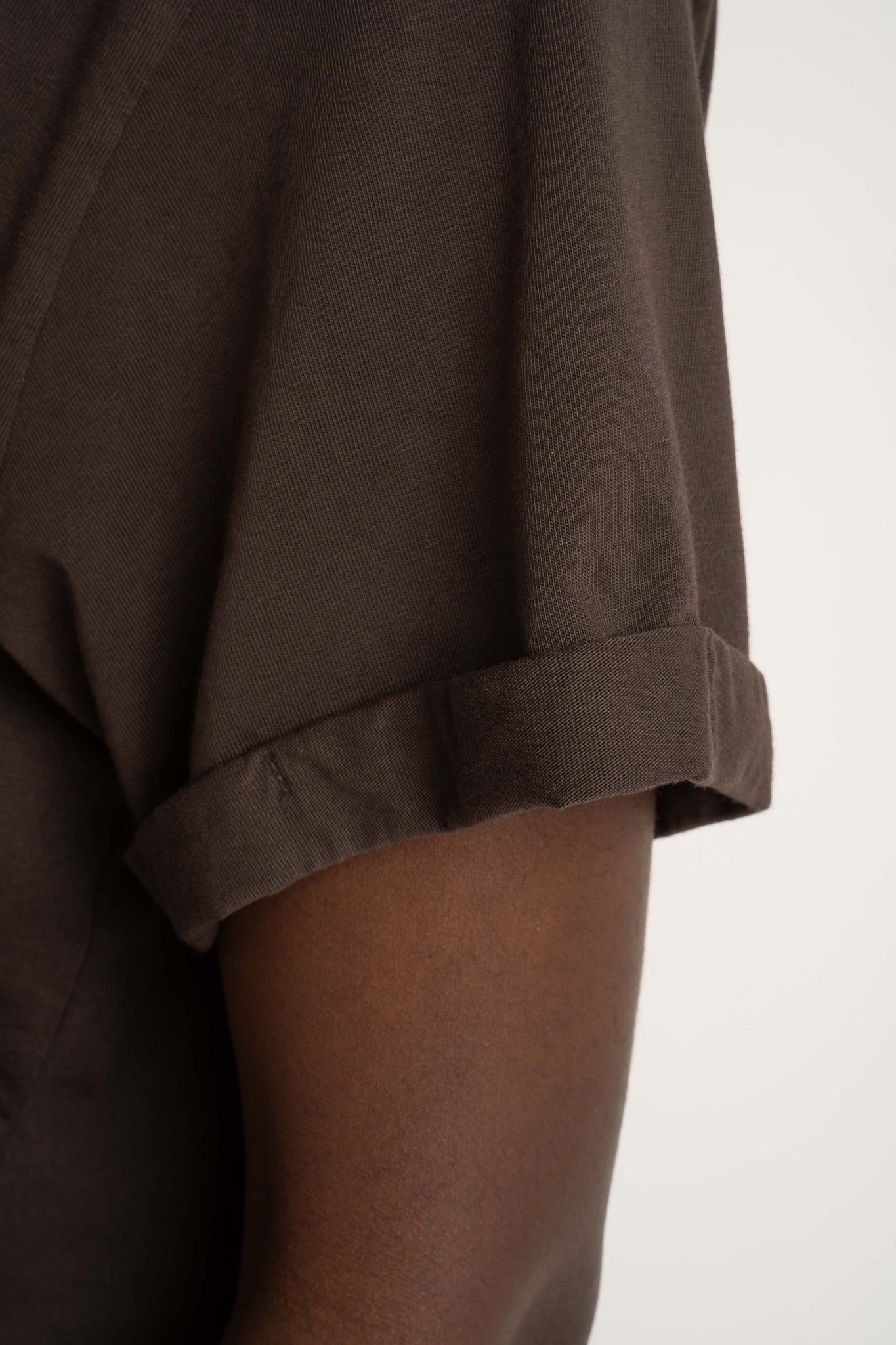 T-SHIRT OVERSIZE Z DELIKATNYM EFEKTEM SPRANIA CIEMNOBRĄZOWY - MORAINE