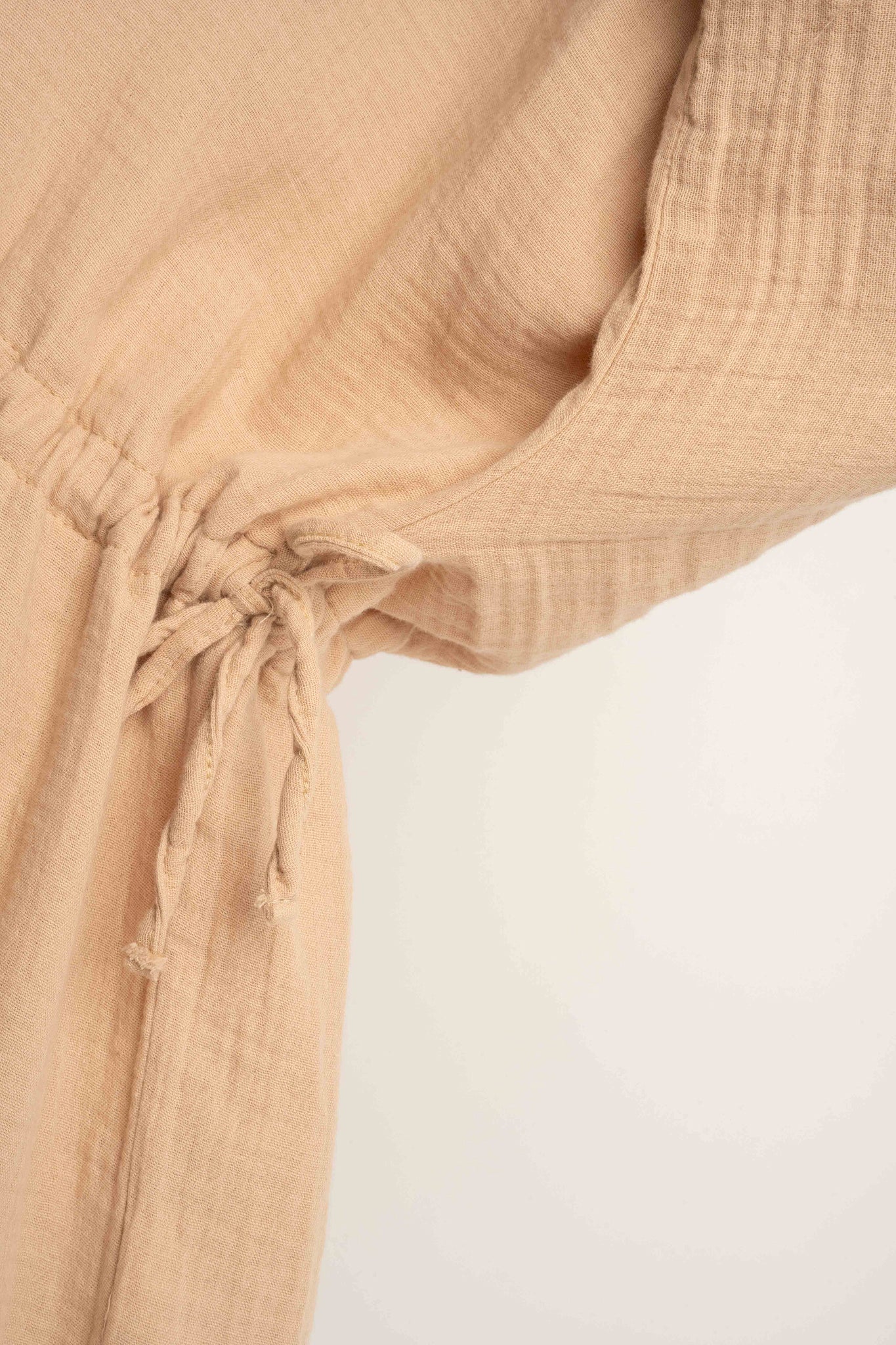 DAMSKA KOSZULA MUSLINOWA ZE SZNURKIEM BEŻOWA - AGLAJA