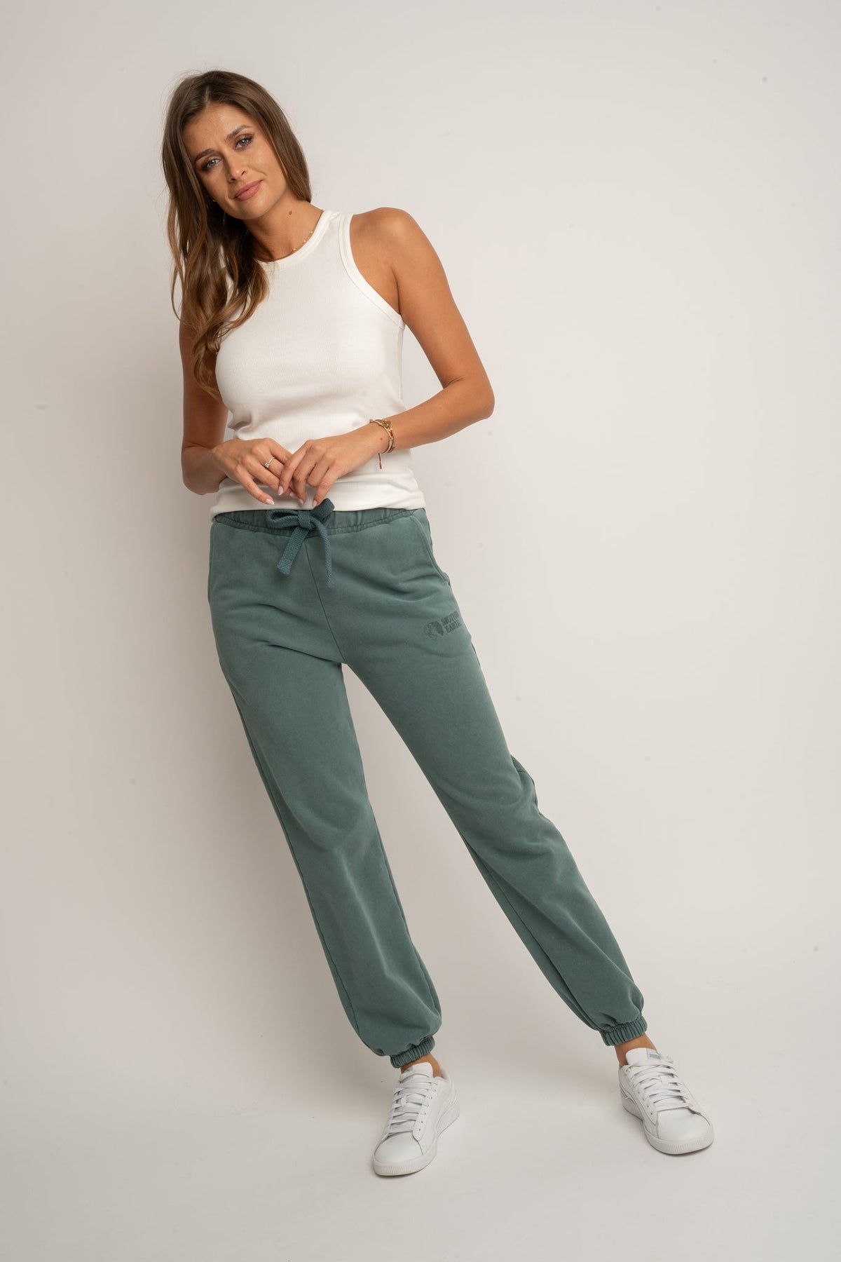 SPODNIE DRESOWE REGULAR FIT Z EFEKTEM WASHED ZIELONE - LAHTI