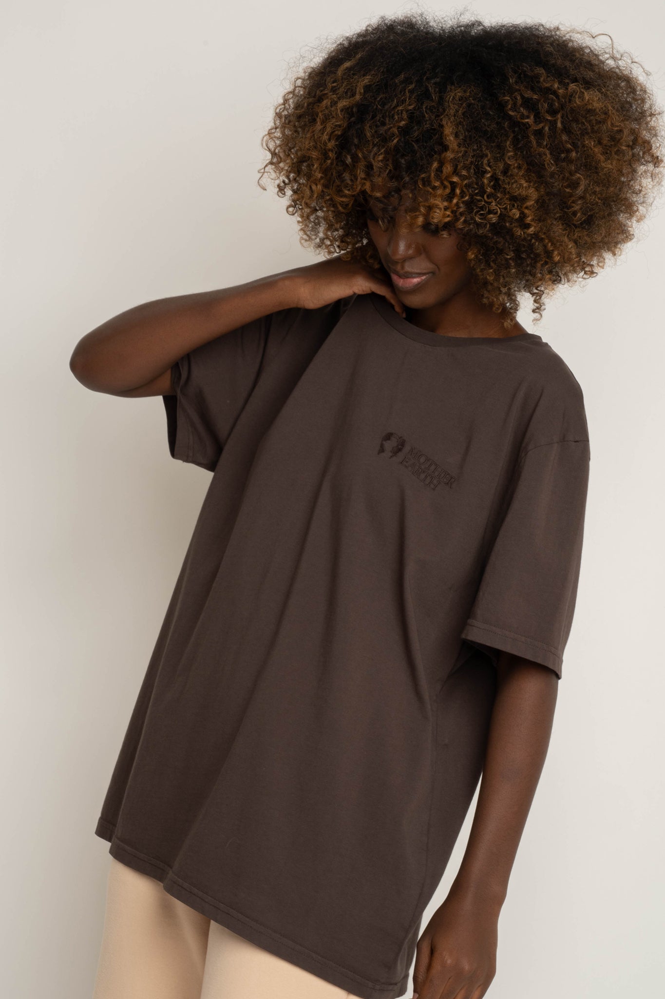 T-SHIRT OVERSIZE Z DELIKATNYM EFEKTEM SPRANIA CIEMNOBRĄZOWY - OYSTER