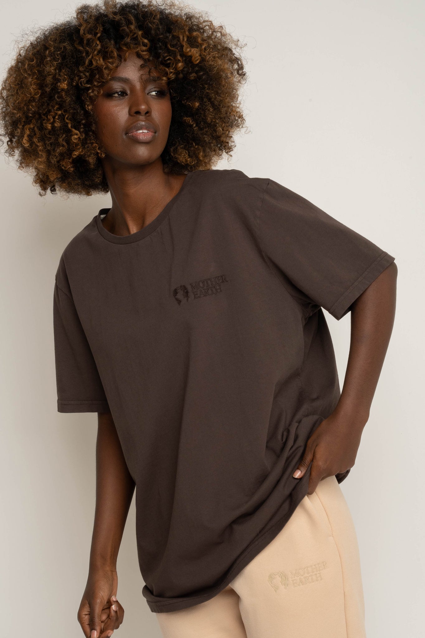 T-SHIRT OVERSIZE Z DELIKATNYM EFEKTEM SPRANIA CIEMNOBRĄZOWY - OYSTER