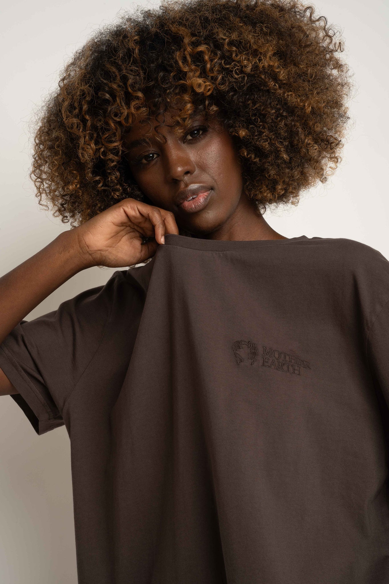 T-SHIRT OVERSIZE Z DELIKATNYM EFEKTEM SPRANIA CIEMNOBRĄZOWY - OYSTER