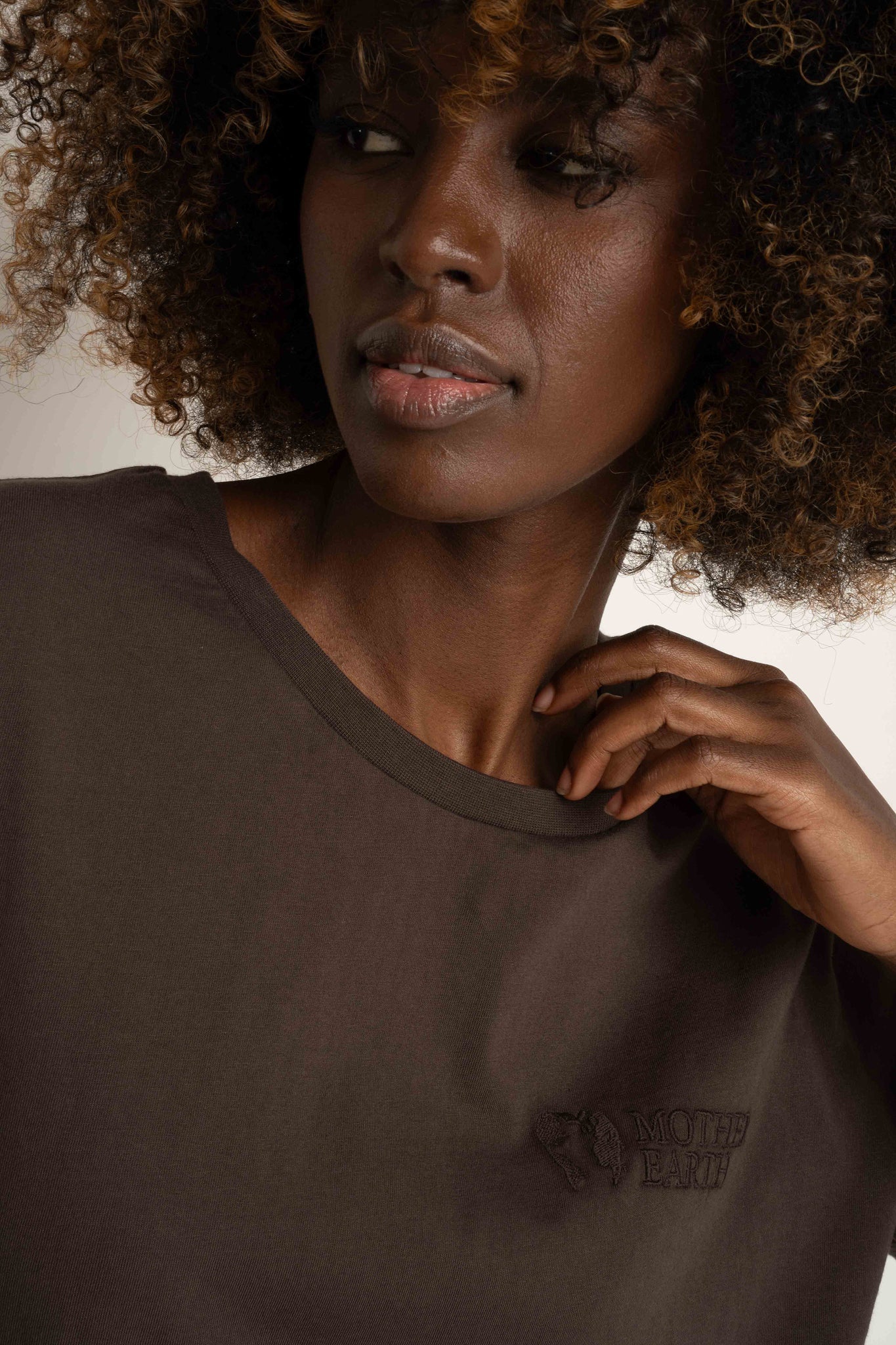 LONGSLEEVE OVERSIZE Z DELIKATNYM EFEKTEM SPRANIA CIEMNOBRĄZOWY - GILI