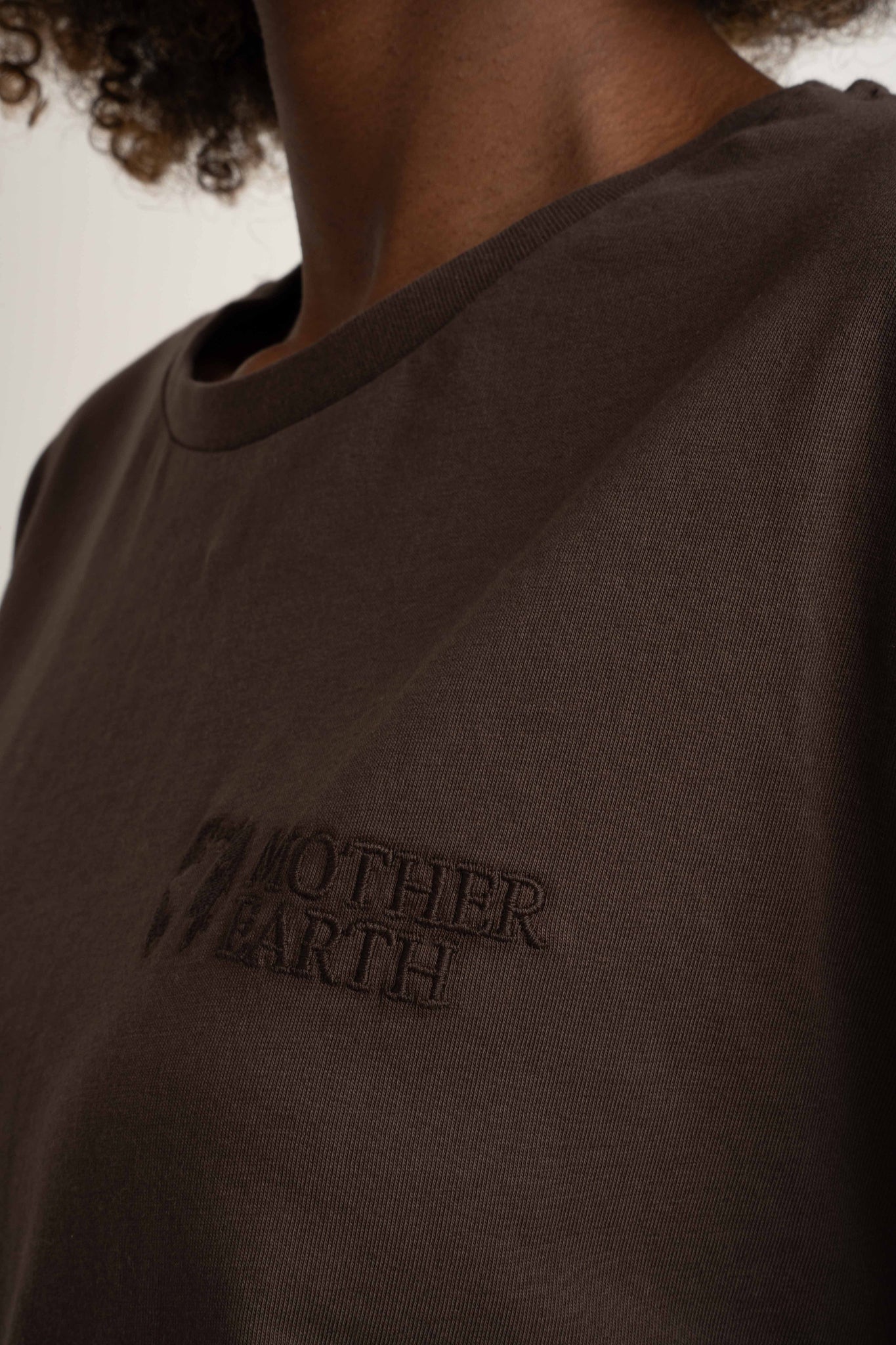 LONGSLEEVE OVERSIZE Z DELIKATNYM EFEKTEM SPRANIA CIEMNOBRĄZOWY - GILI