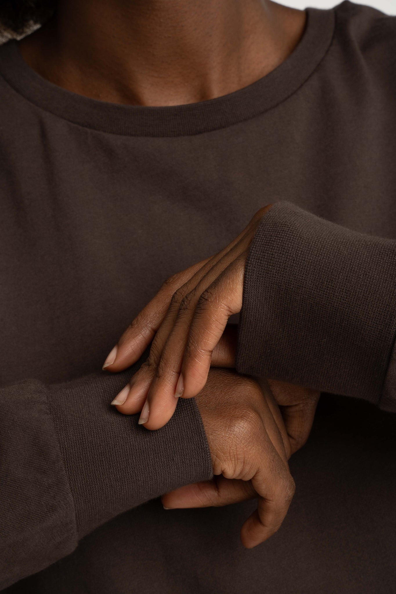 LONGSLEEVE OVERSIZE Z DELIKATNYM EFEKTEM SPRANIA CIEMNOBRĄZOWY - GILI