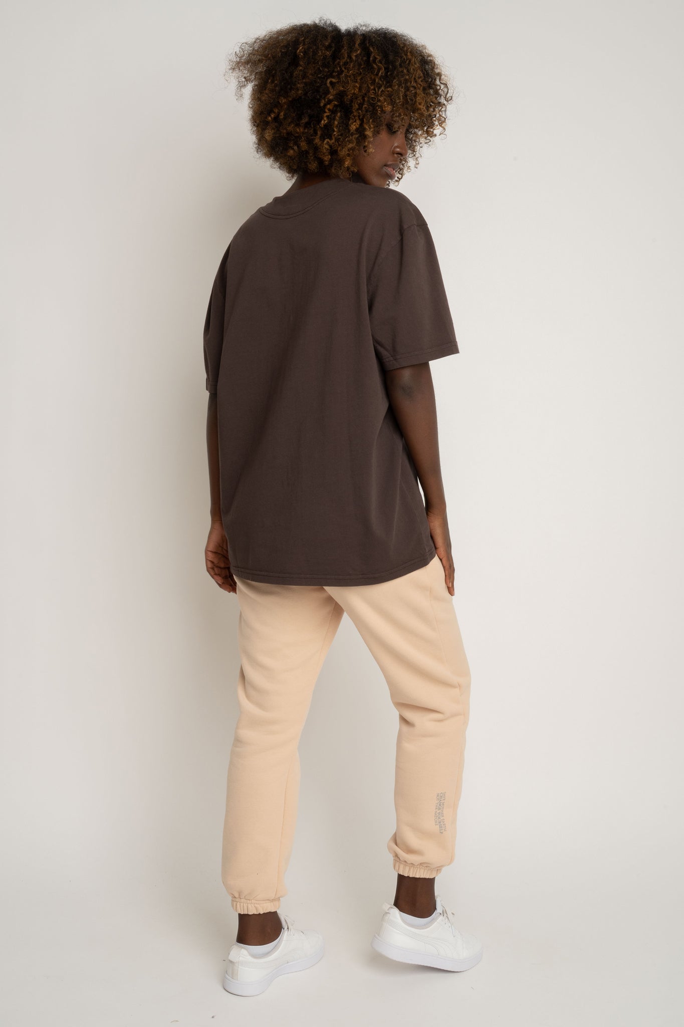 T-SHIRT OVERSIZE Z DELIKATNYM EFEKTEM SPRANIA CIEMNOBRĄZOWY - FLORES
