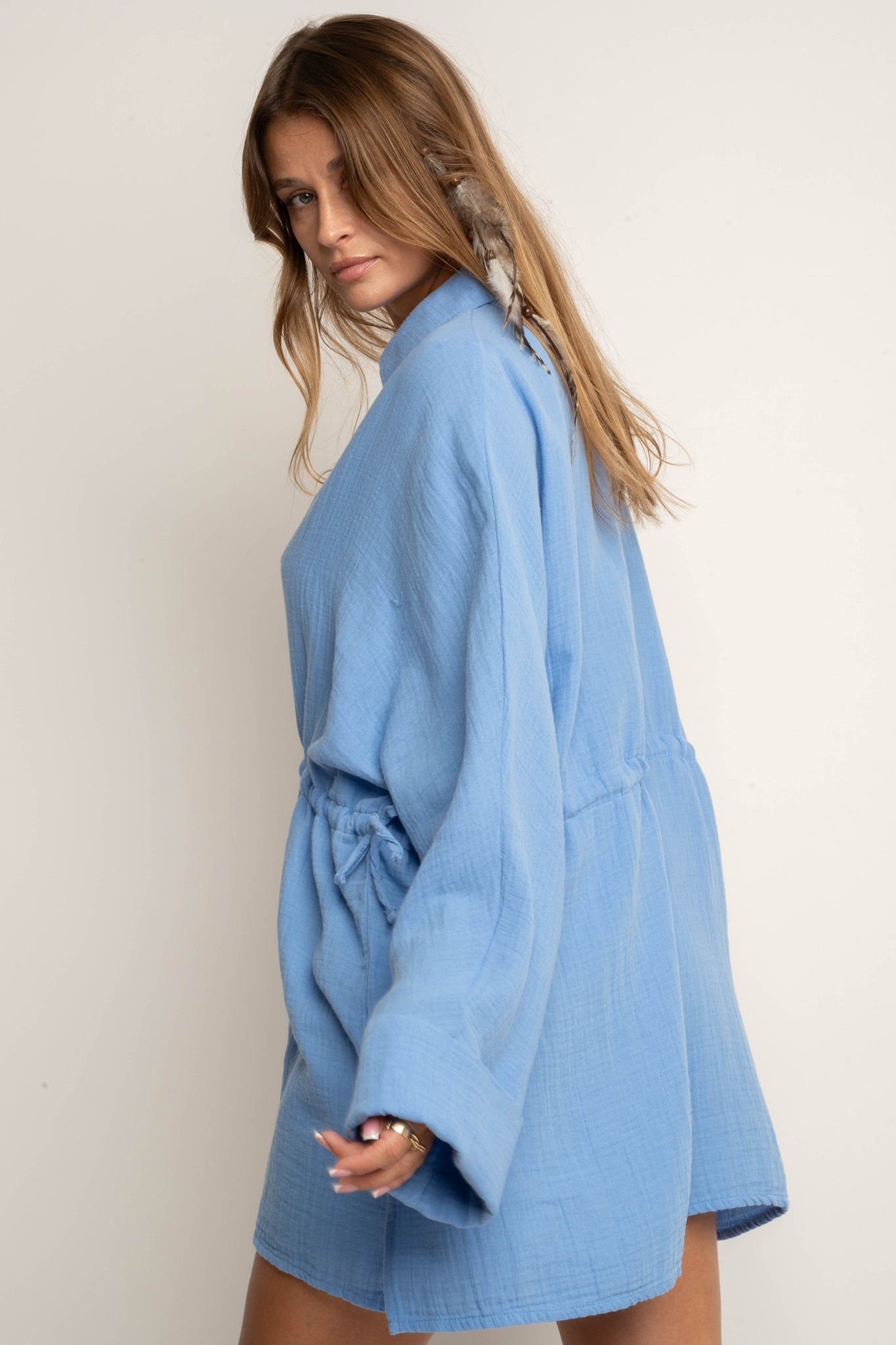 DAMSKA KOSZULA MUSLINOWA ZE SZNURKIEM NIEBIESKA - AGLAJA