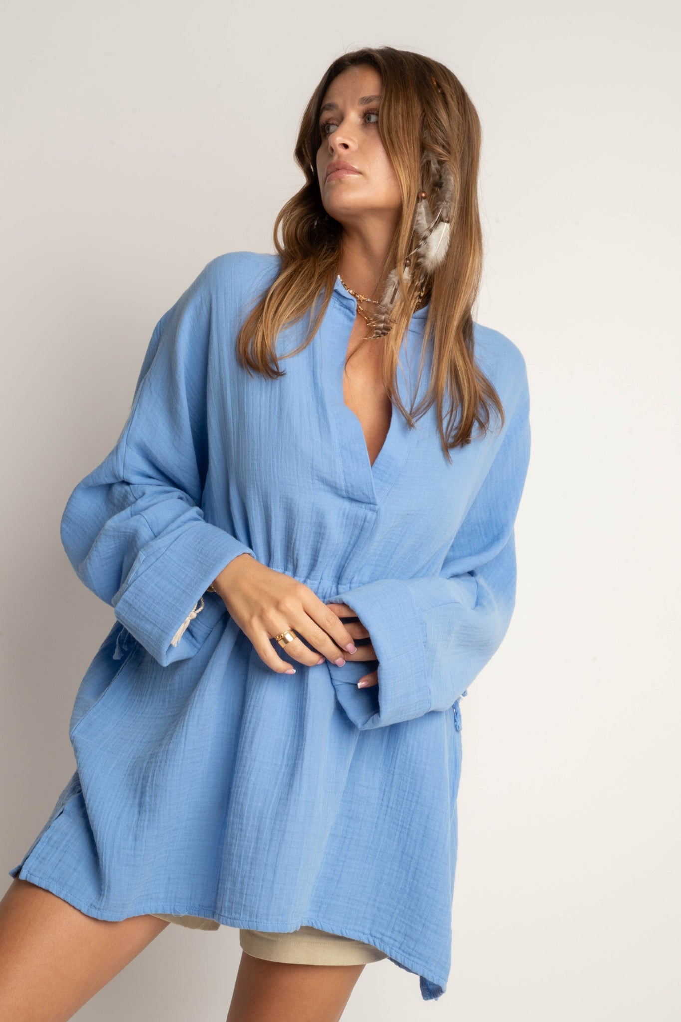 DAMSKA KOSZULA MUSLINOWA ZE SZNURKIEM NIEBIESKA - AGLAJA