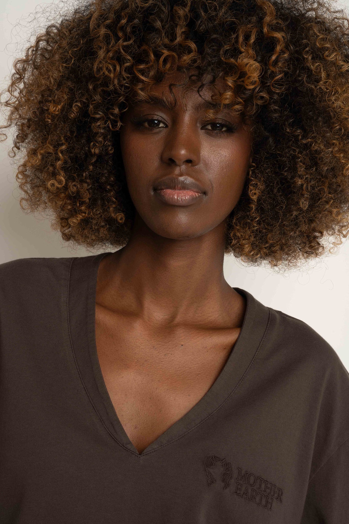 T-SHIRT OVERSIZE Z DELIKATNYM EFEKTEM SPRANIA CIEMNOBRĄZOWY - FLORES