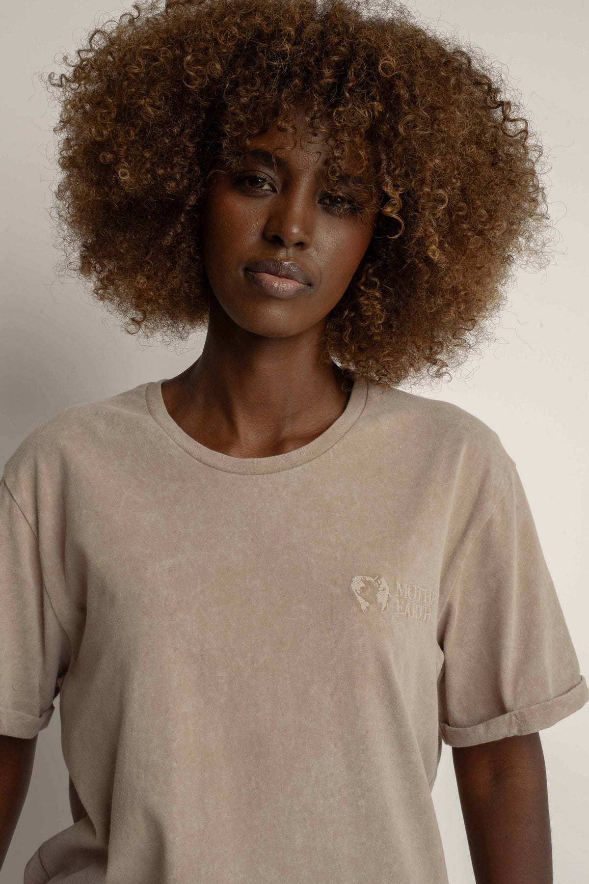 T-SHIRT Z EFEKTEM WASHED BEŻOWY - MOJAVE