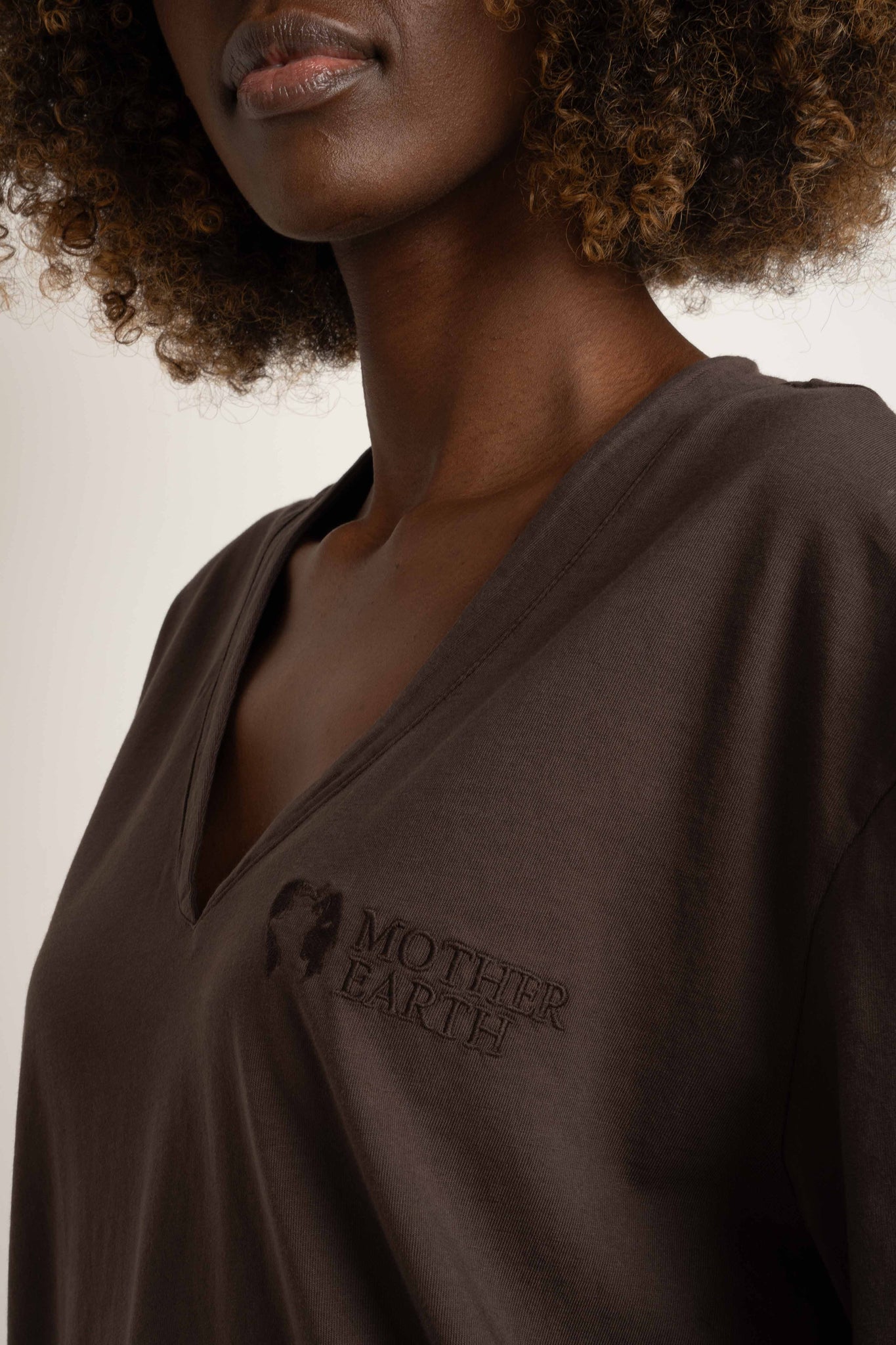 T-SHIRT OVERSIZE Z DELIKATNYM EFEKTEM SPRANIA CIEMNOBRĄZOWY - FLORES