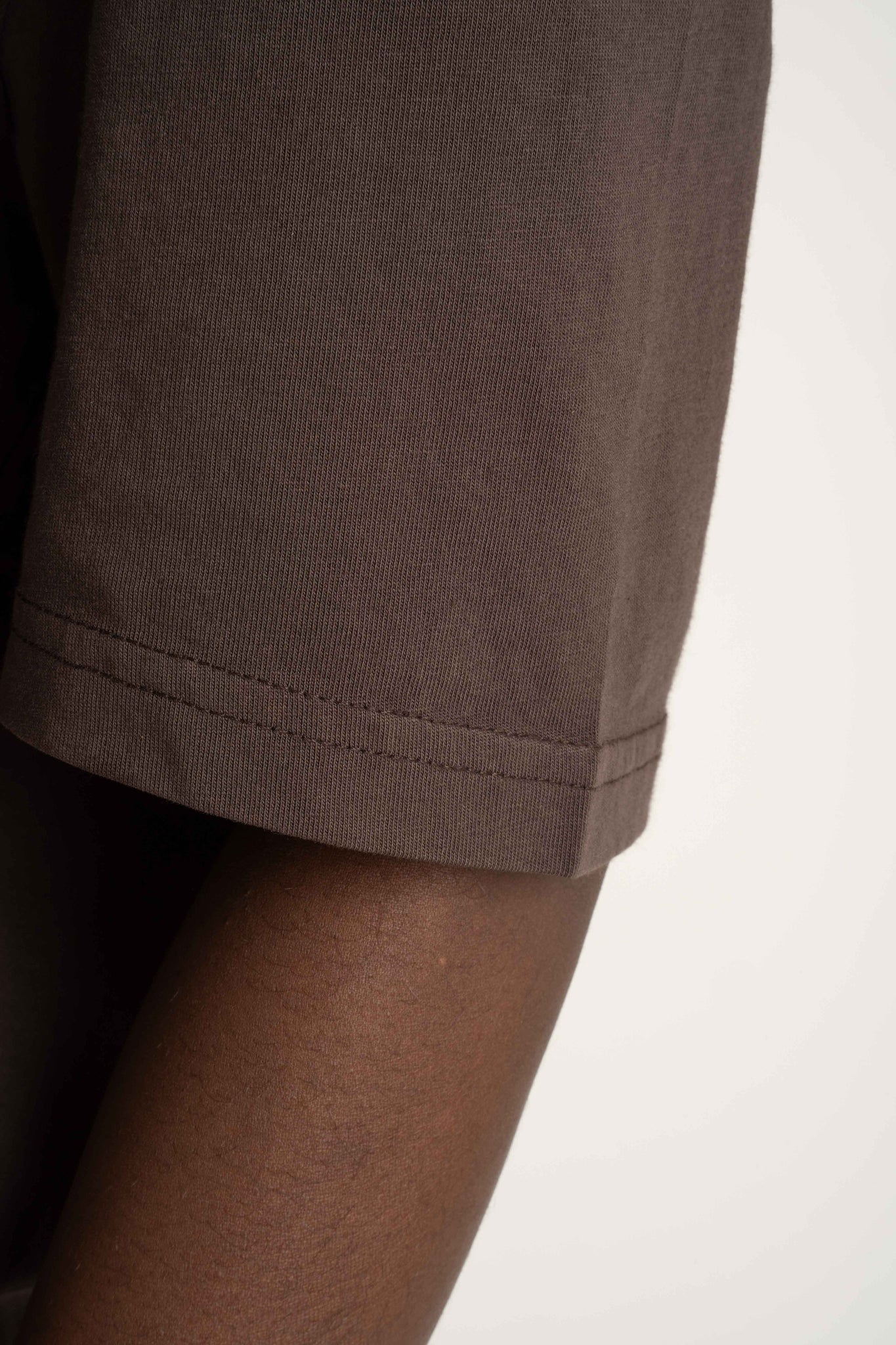 T-SHIRT OVERSIZE Z DELIKATNYM EFEKTEM SPRANIA CIEMNOBRĄZOWY - FLORES