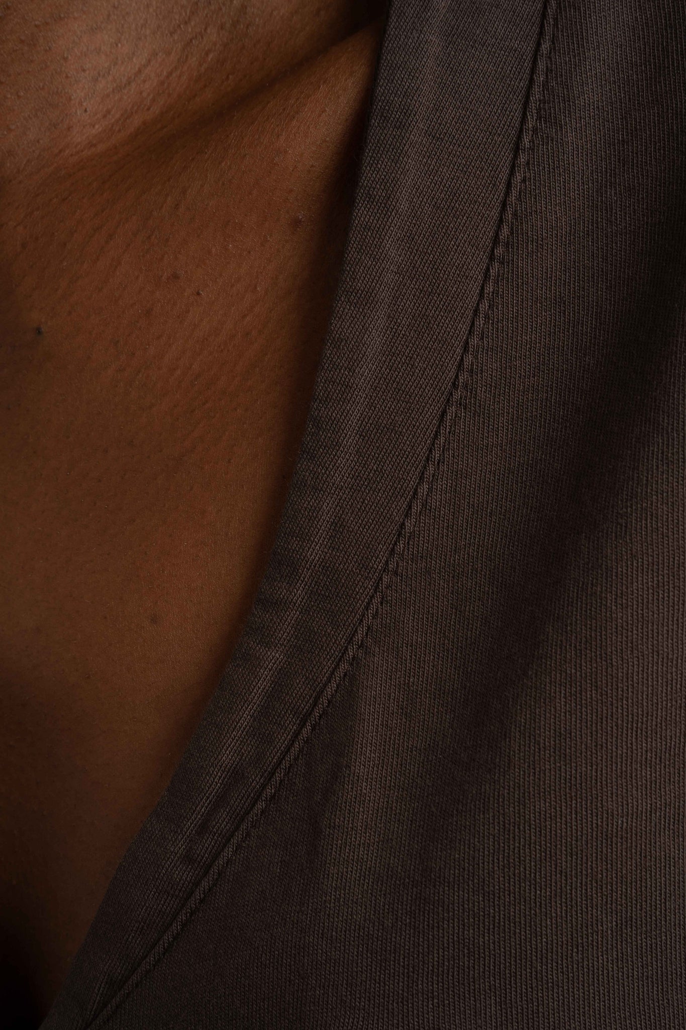 T-SHIRT OVERSIZE Z DELIKATNYM EFEKTEM SPRANIA CIEMNOBRĄZOWY - FLORES