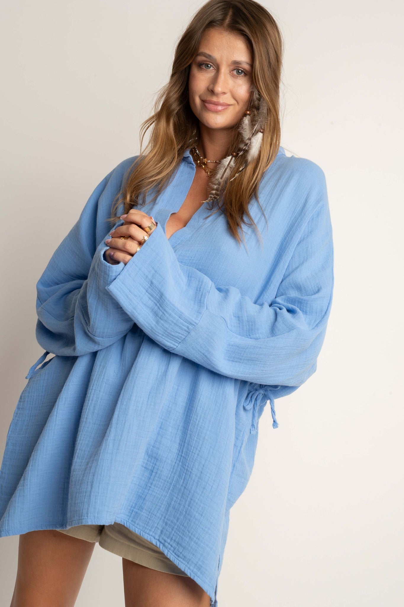 DAMSKA KOSZULA MUSLINOWA ZE SZNURKIEM NIEBIESKA - AGLAJA