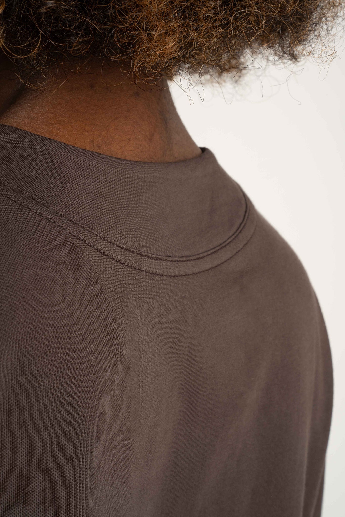 T-SHIRT OVERSIZE Z DELIKATNYM EFEKTEM SPRANIA CIEMNOBRĄZOWY - FLORES