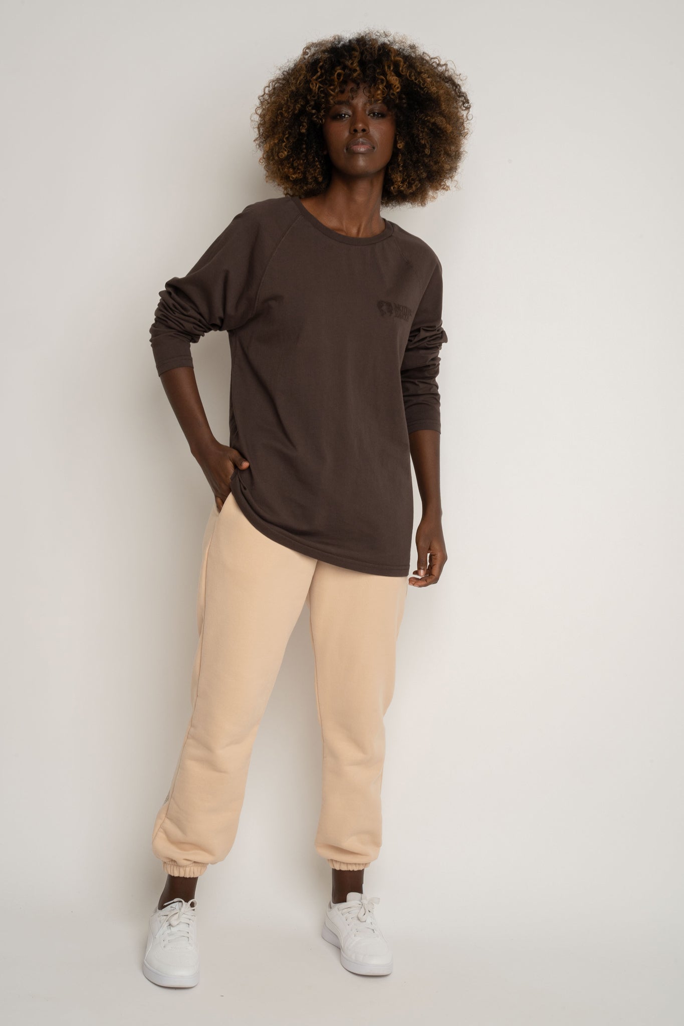 LONGSLEEVE OVERSIZE Z DELIKATNYM EFEKTEM SPRANIA CIEMNOBRĄZOWY  - OBILATU