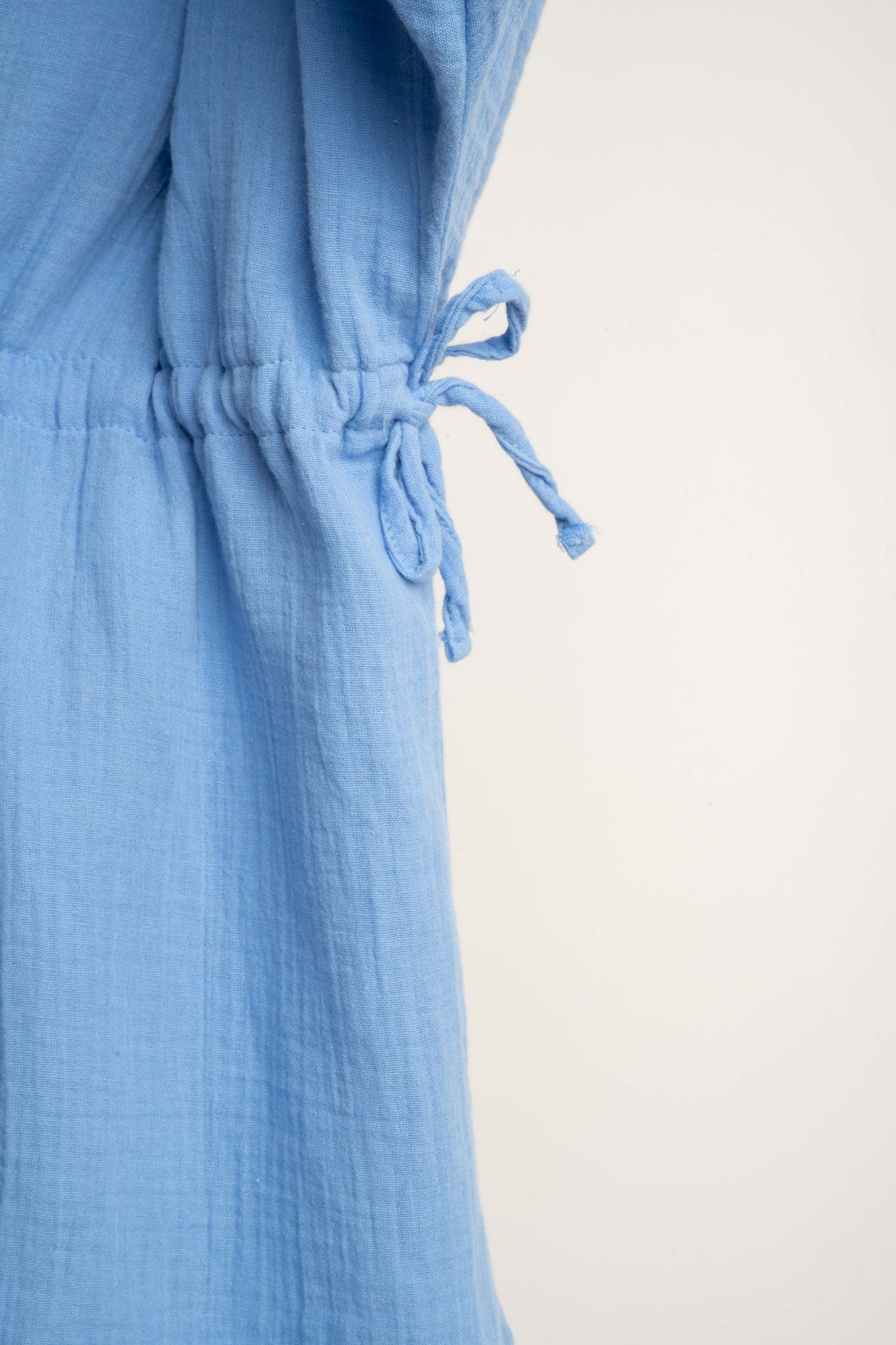 DAMSKA KOSZULA MUSLINOWA ZE SZNURKIEM NIEBIESKA - AGLAJA