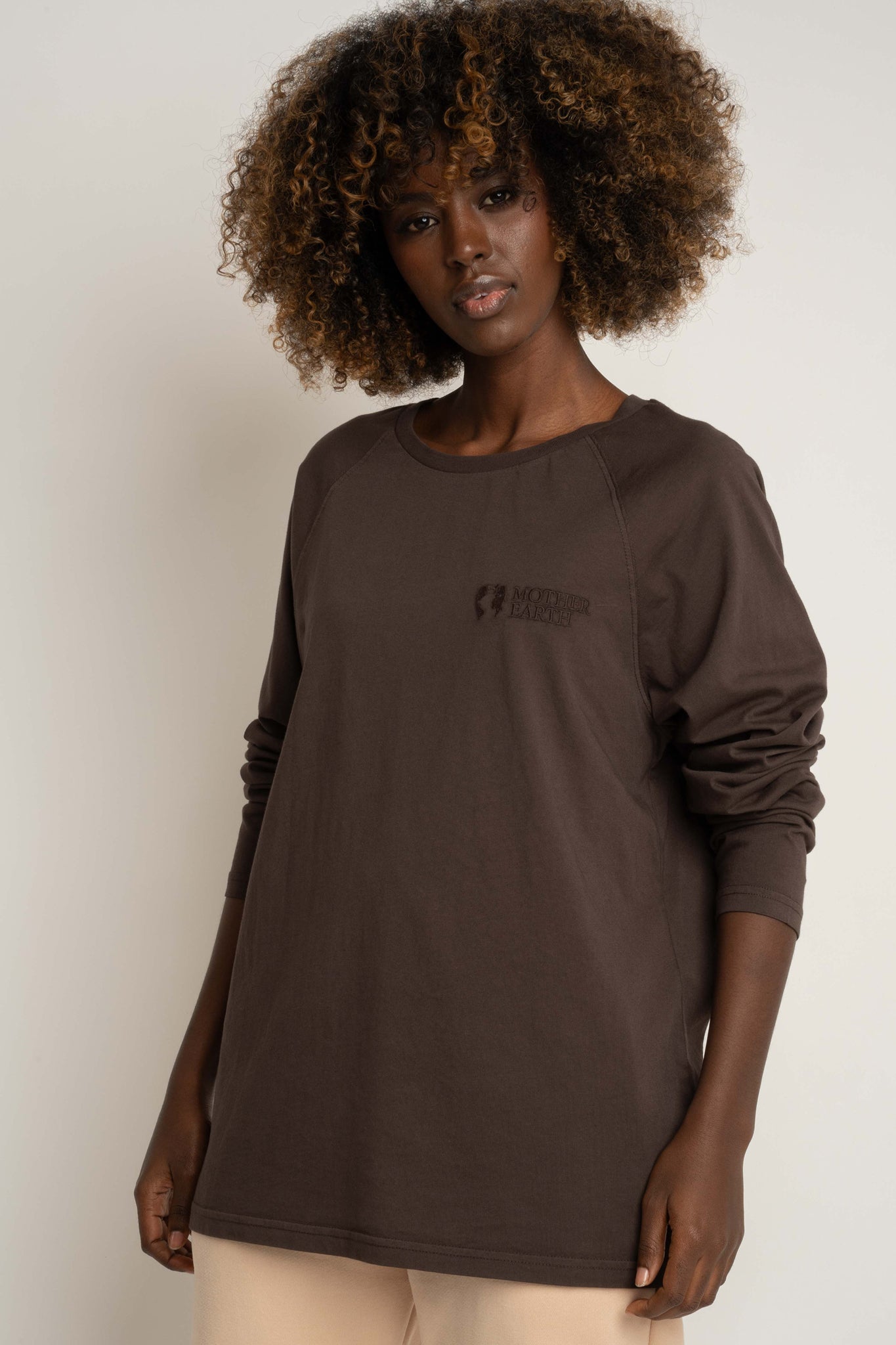 LONGSLEEVE OVERSIZE Z DELIKATNYM EFEKTEM SPRANIA CIEMNOBRĄZOWY  - OBILATU