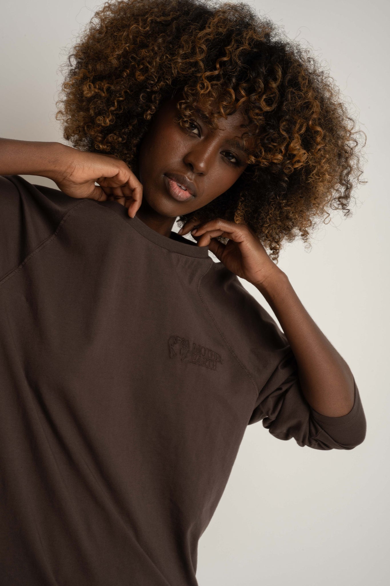 LONGSLEEVE OVERSIZE Z DELIKATNYM EFEKTEM SPRANIA CIEMNOBRĄZOWY  - OBILATU