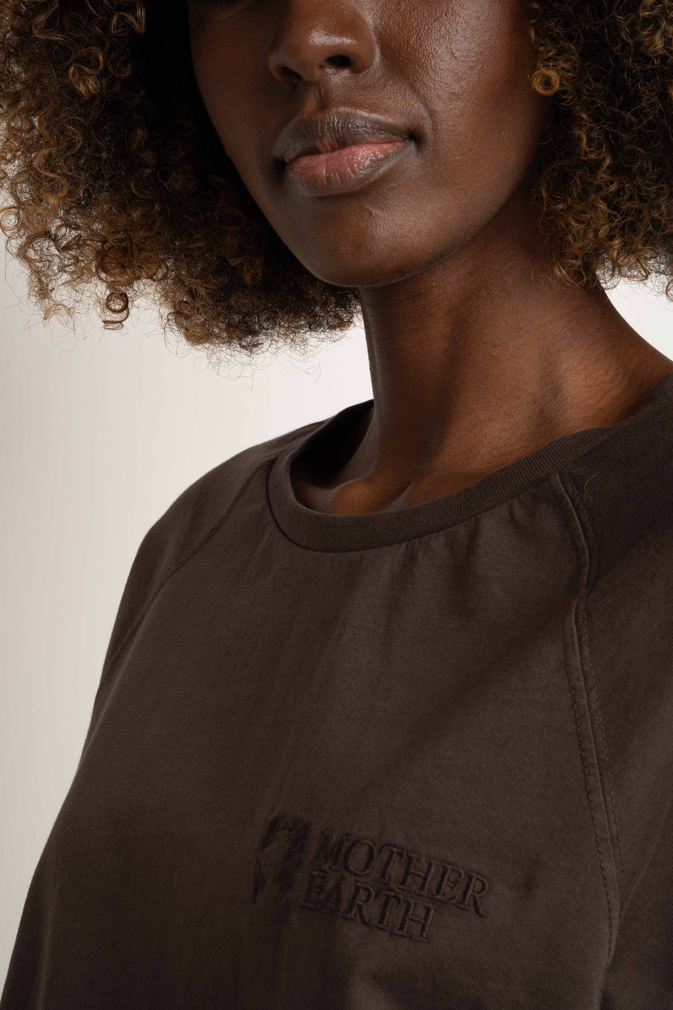 LONGSLEEVE OVERSIZE Z DELIKATNYM EFEKTEM SPRANIA CIEMNOBRĄZOWY  - OBILATU