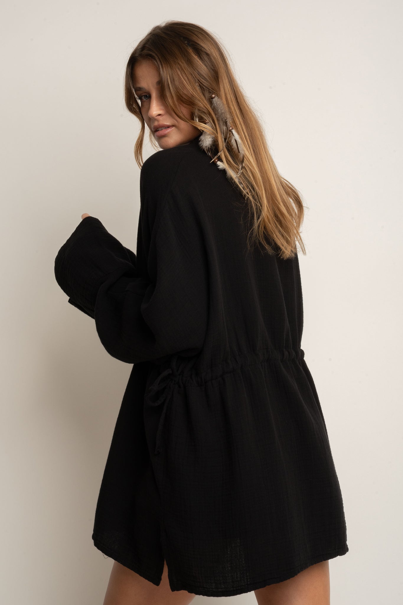 DAMSKA KOSZULA MUSLINOWA ZE SZNURKIEM CZARNA - AGLAJA