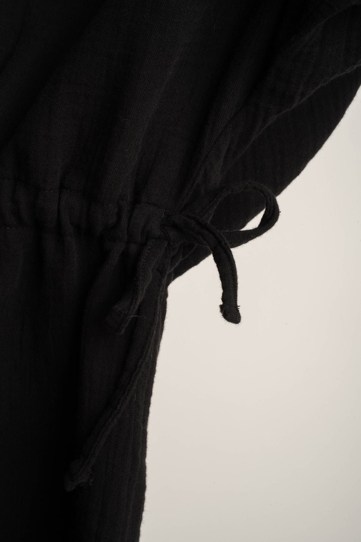 DAMSKA KOSZULA MUSLINOWA ZE SZNURKIEM CZARNA - AGLAJA