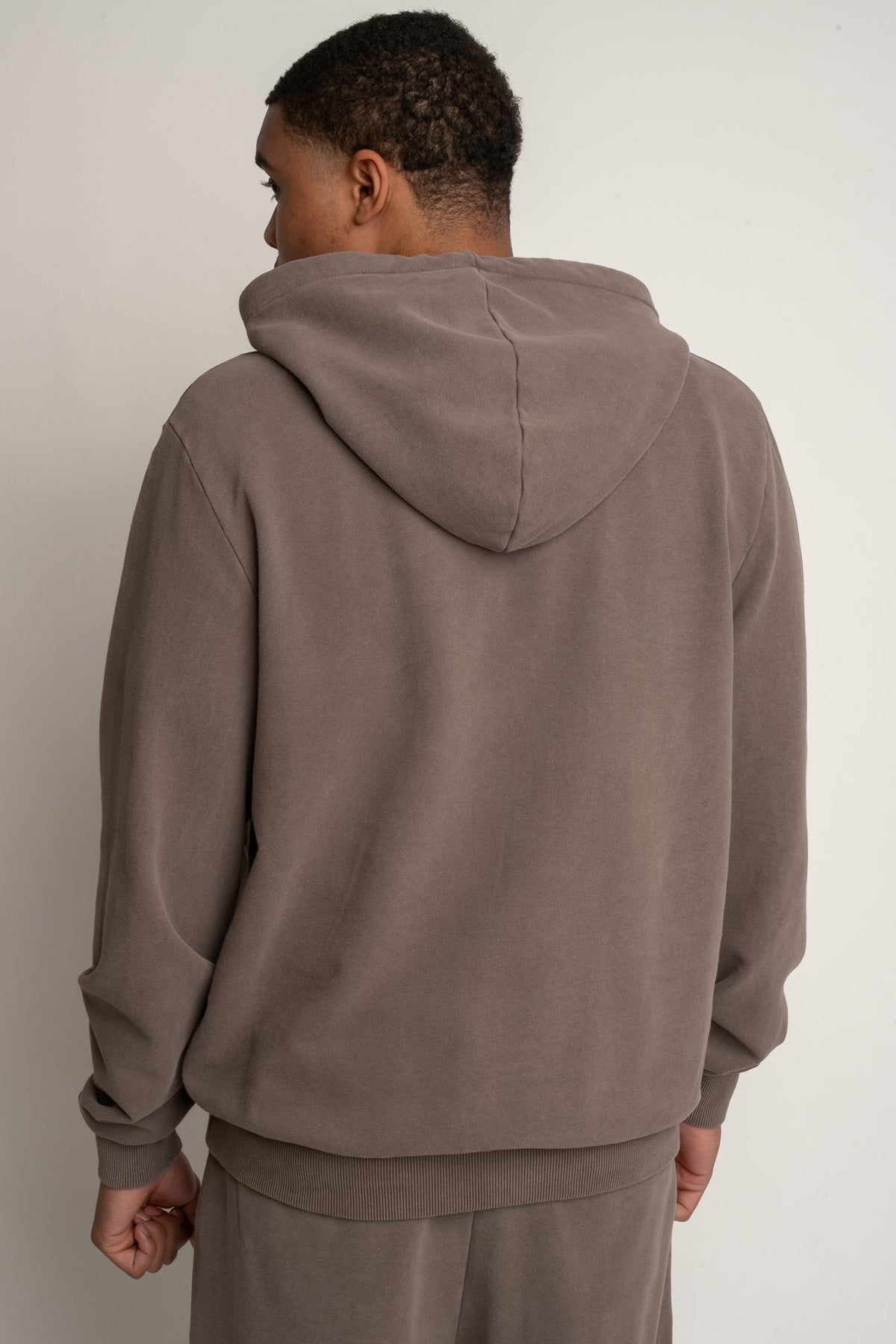 BLUZA MĘSKA Z KAPTUREM Z EFEKTEM WASHED BRĄZOWA - AARHUS