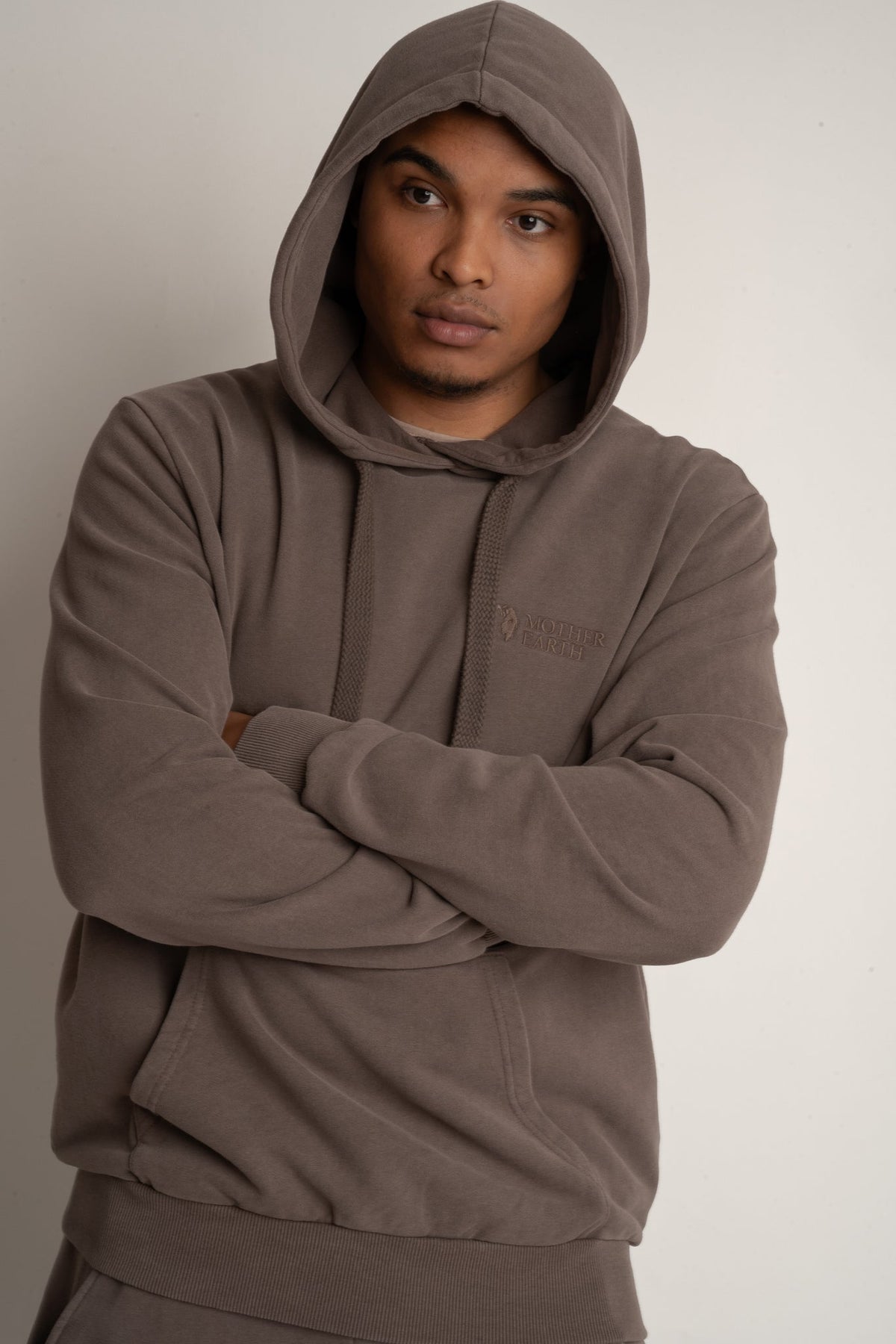BLUZA MĘSKA Z KAPTUREM Z EFEKTEM WASHED BRĄZOWA - AARHUS
