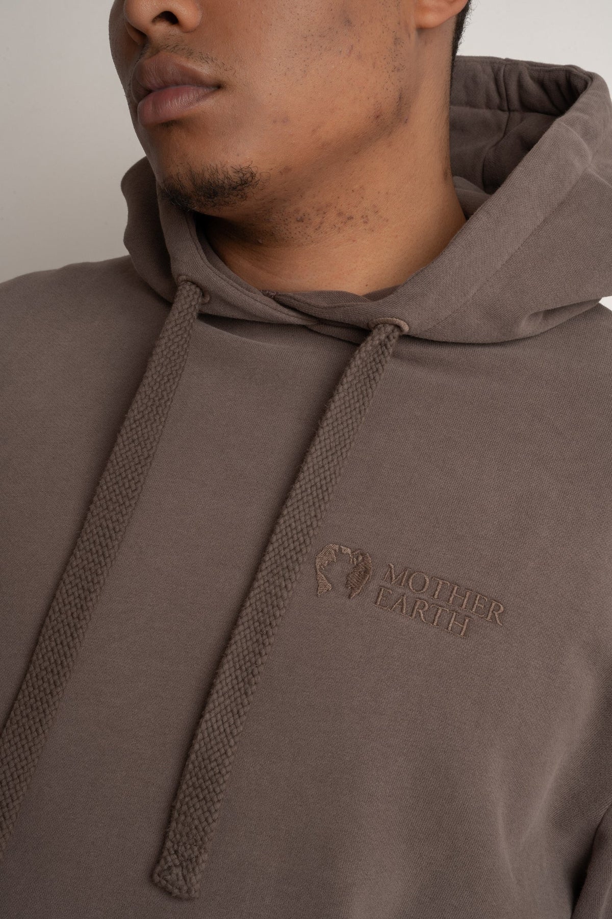 BLUZA MĘSKA Z KAPTUREM Z EFEKTEM WASHED BRĄZOWA - AARHUS