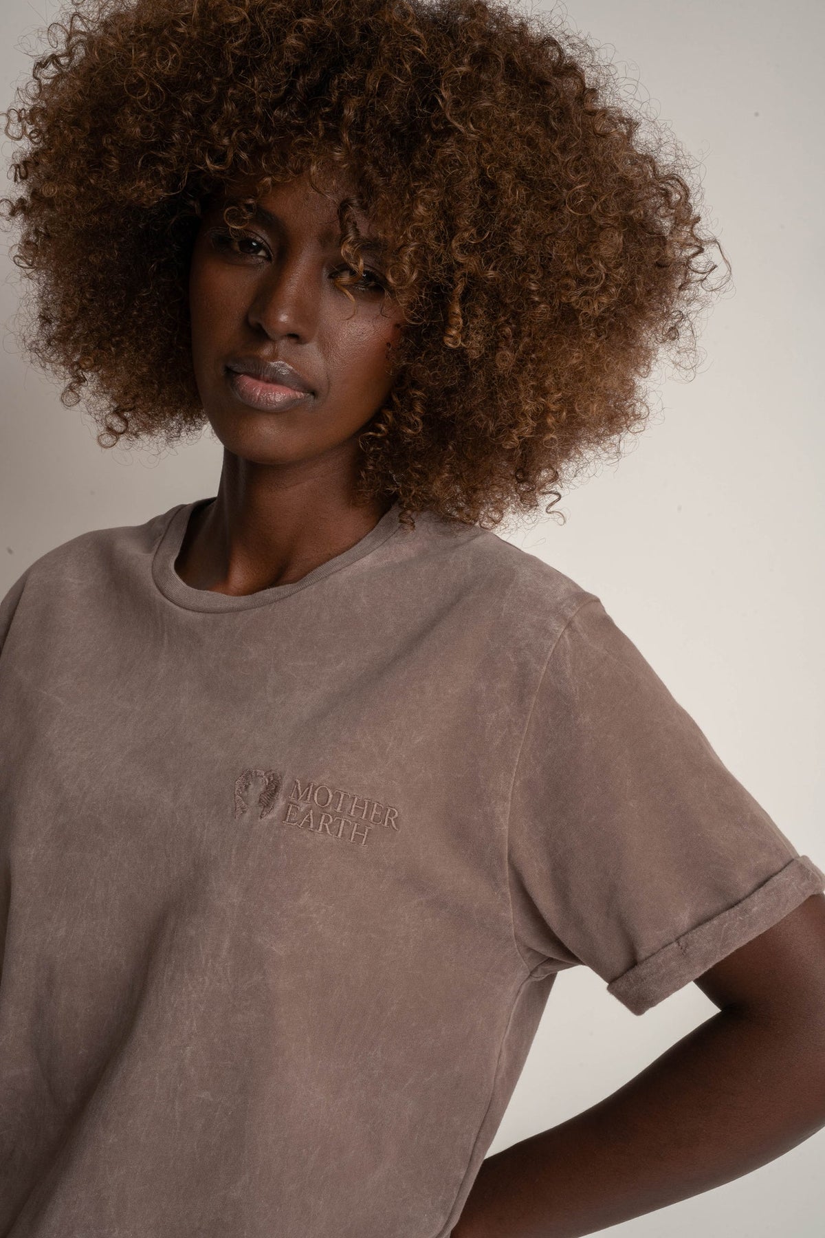 T-SHIRT Z EFEKTEM WASHED BRĄZOWY - MOJAVE