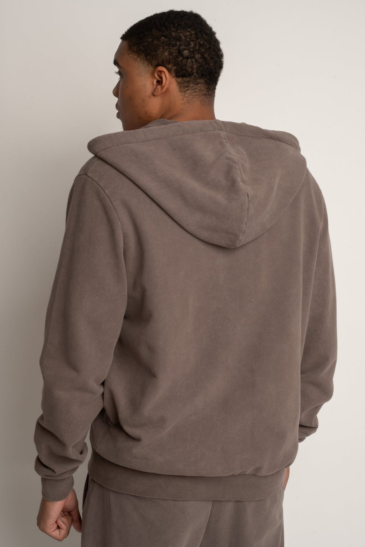 MĘSKA ROZPINANA BLUZA Z KAPTUREM Z EFEKTEM WASHED BRĄZOWA - STOCKHOLM
