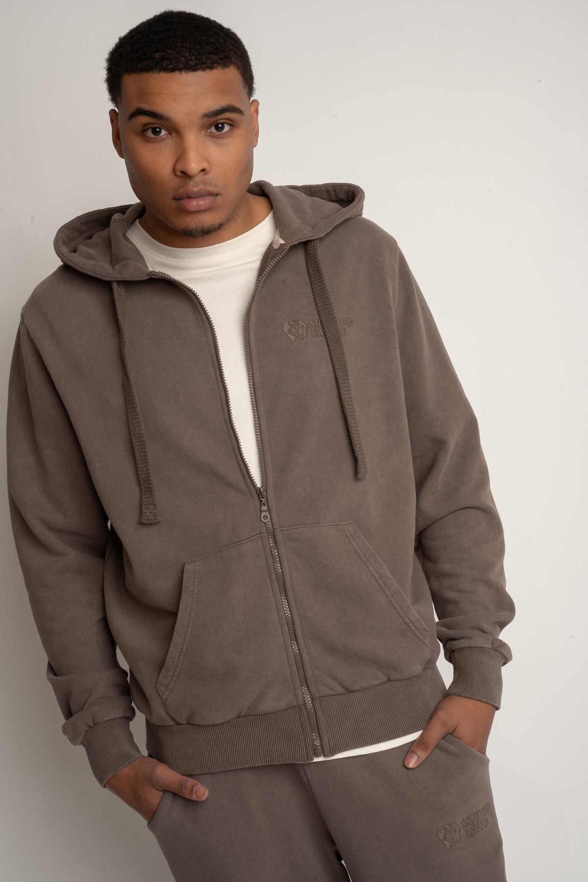 MĘSKA ROZPINANA BLUZA Z KAPTUREM Z EFEKTEM WASHED BRĄZOWA - STOCKHOLM