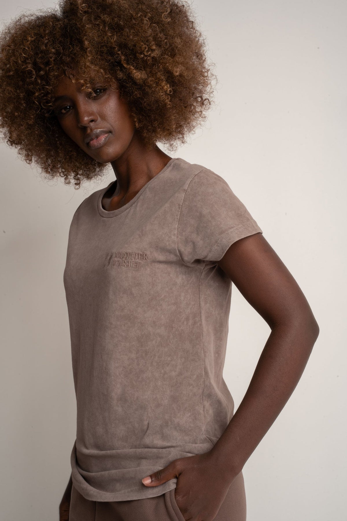 T-SHIRT Z EFEKTEM WASHED BRĄZOWY - YUKON