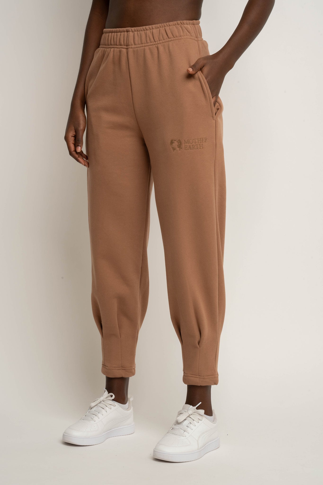 SPODNIE DRESOWE ZE ZWĘŻANYMI NOGAWKAMI BRĄZOWE - ANACAPA