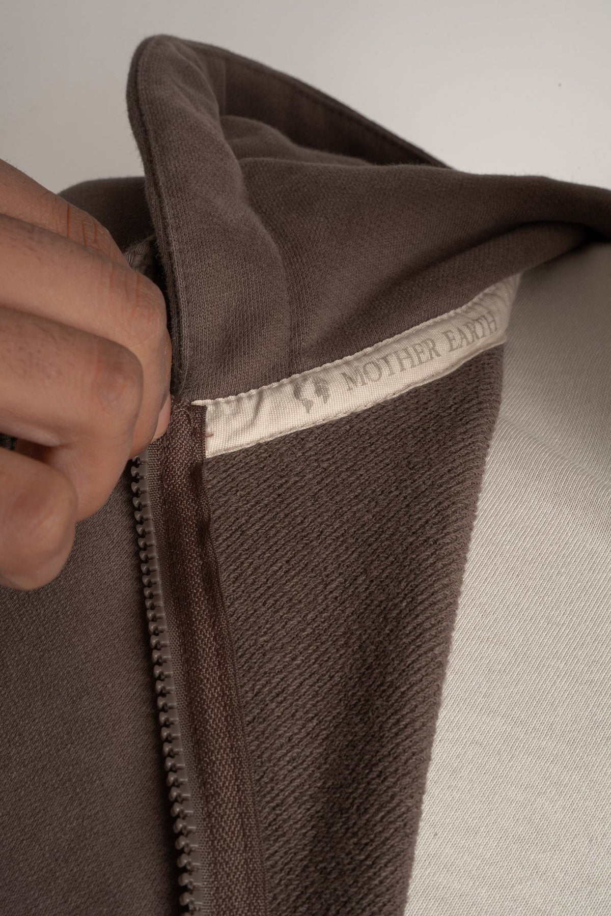 MĘSKA ROZPINANA BLUZA Z KAPTUREM Z EFEKTEM WASHED BRĄZOWA - STOCKHOLM