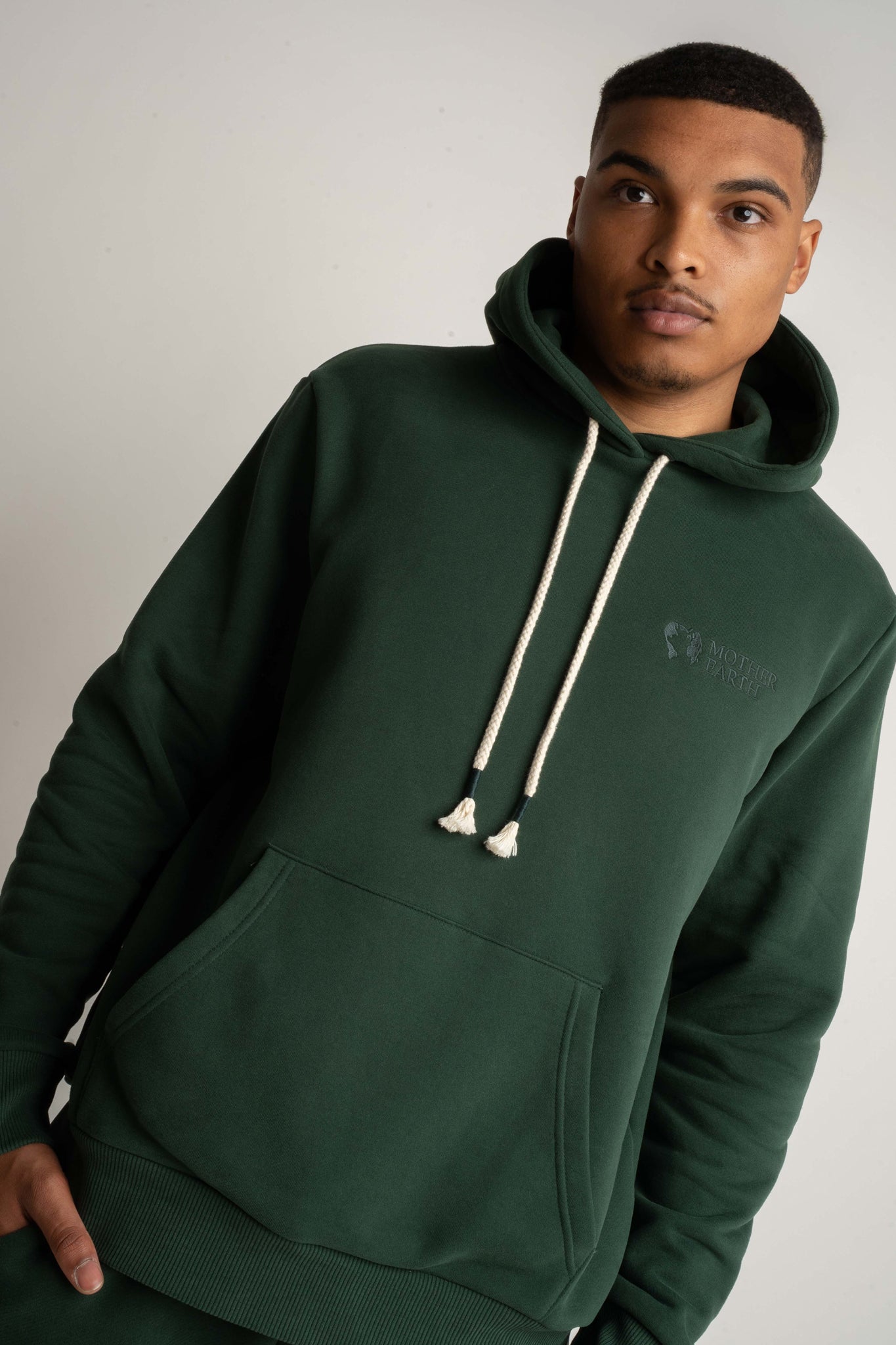 MĘSKA BLUZA Z KAPTUREM CIEMNOZIELONA - ASTON