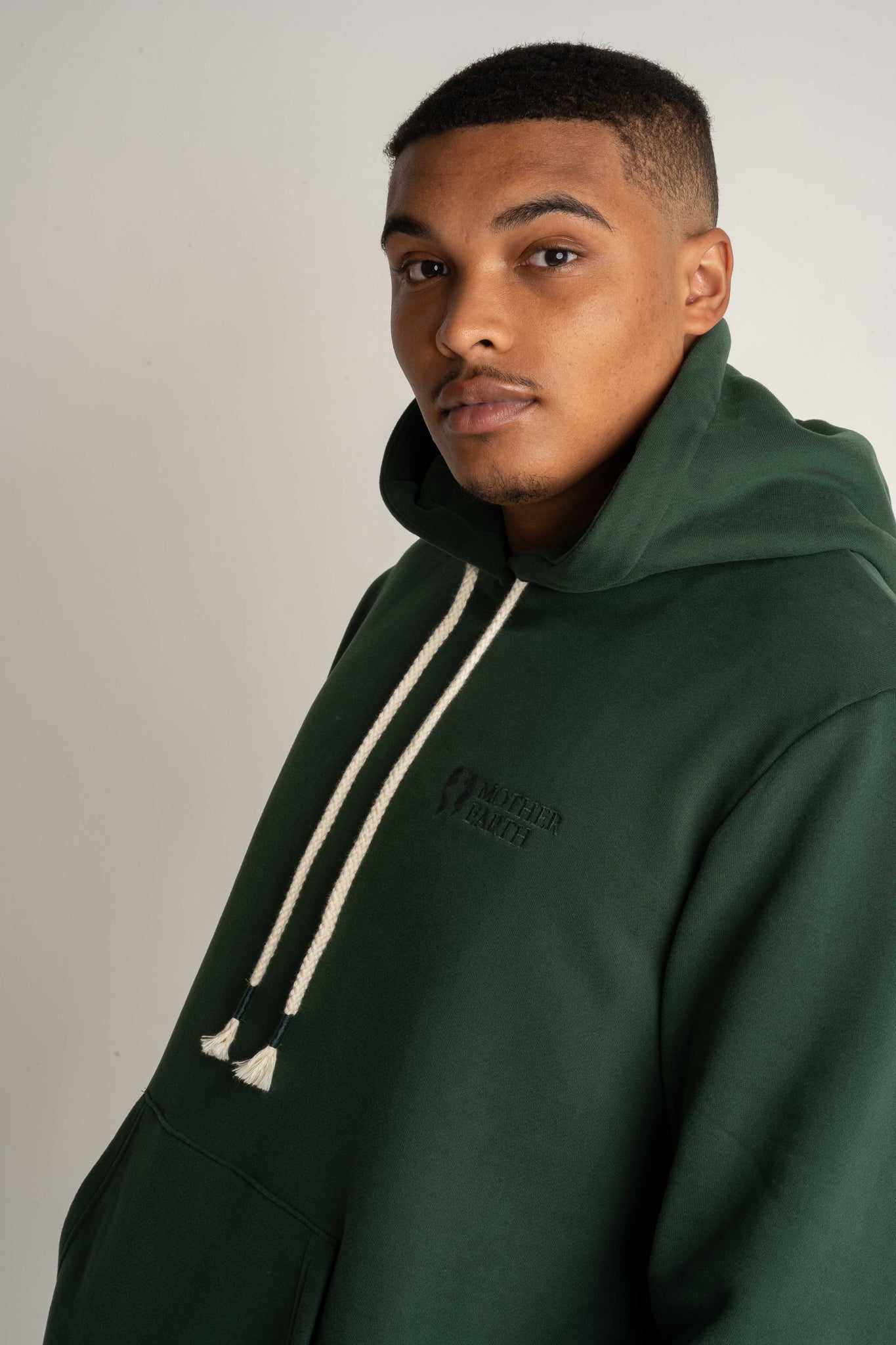 MĘSKA BLUZA Z KAPTUREM CIEMNOZIELONA - ASTON