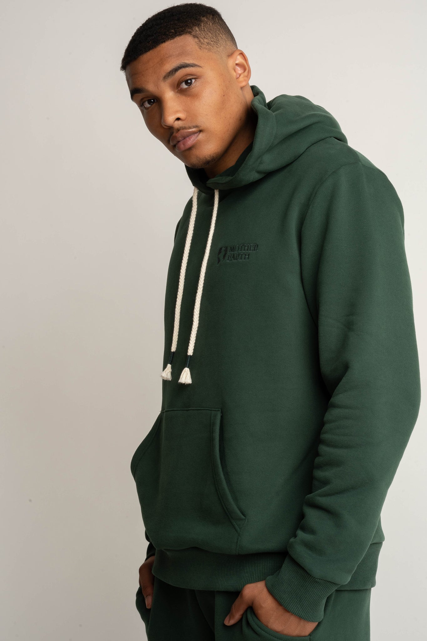 MĘSKA BLUZA Z KAPTUREM CIEMNOZIELONA - ASTON