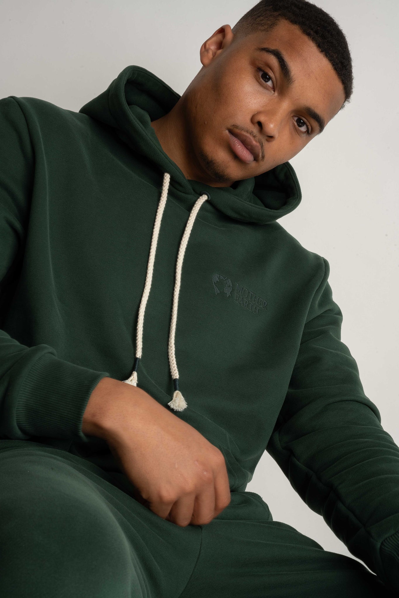 MĘSKA BLUZA Z KAPTUREM CIEMNOZIELONA - ASTON