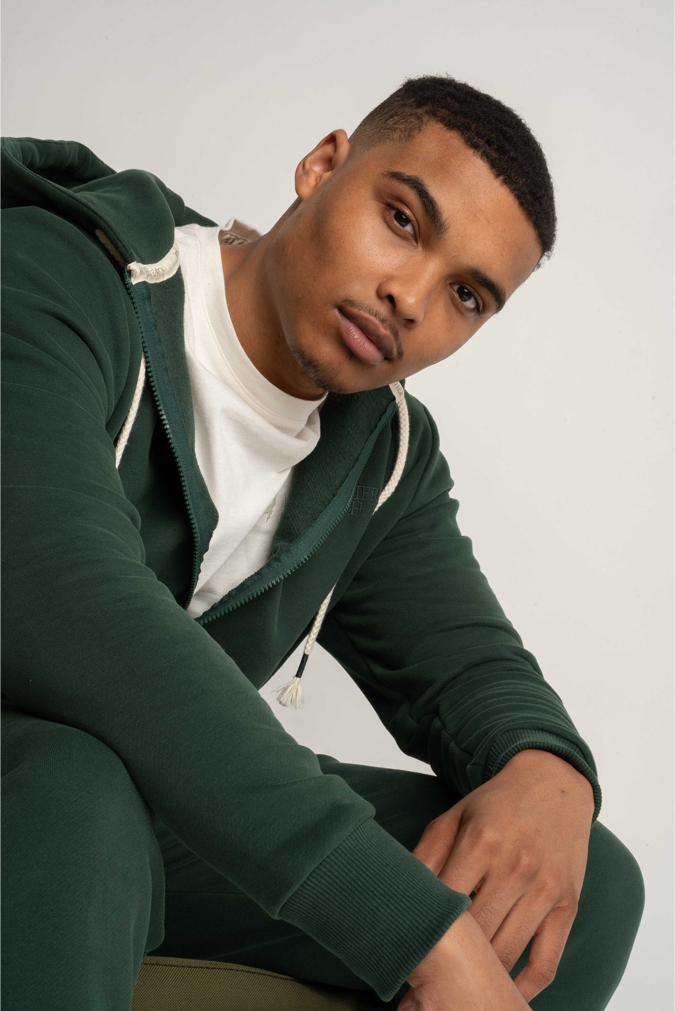 MĘSKA BLUZA Z KAPTUREM CIEMNOZIELONA - NASSAU