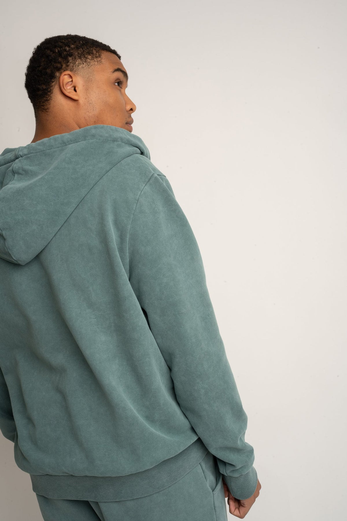 MĘSKA ROZPINANA BLUZA Z KAPTUREM Z EFEKTEM WASHED ZIELONA – STOCKHOLM