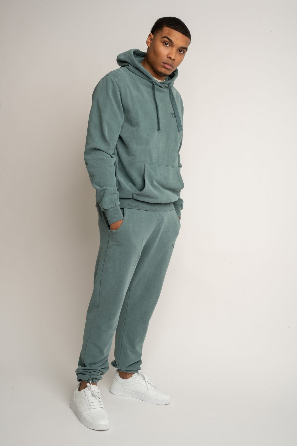 BLUZA MĘSKA Z KAPTUREM Z EFEKTEM WASHED ZIELONA – AARHUS