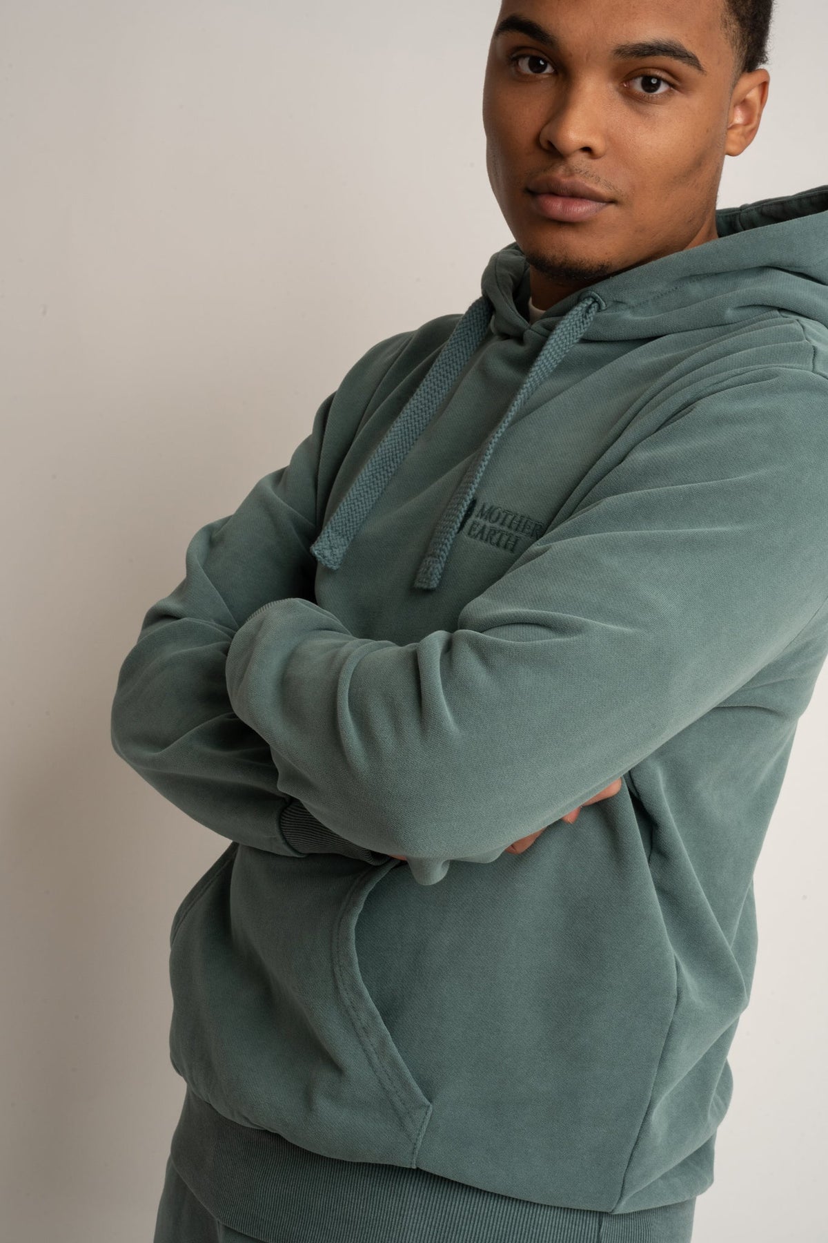BLUZA MĘSKA Z KAPTUREM Z EFEKTEM WASHED ZIELONA – AARHUS
