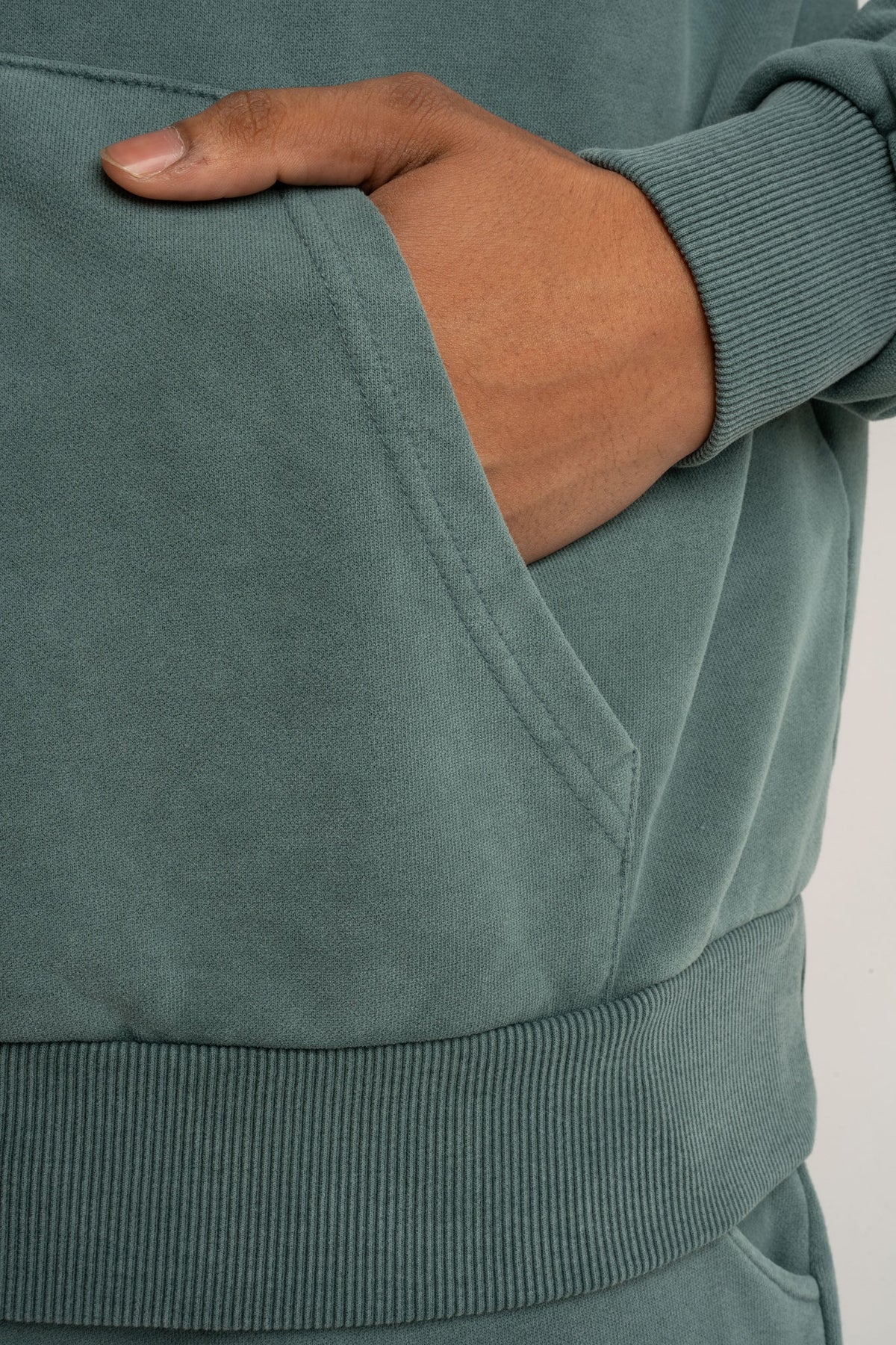 BLUZA MĘSKA Z KAPTUREM Z EFEKTEM WASHED ZIELONA – AARHUS