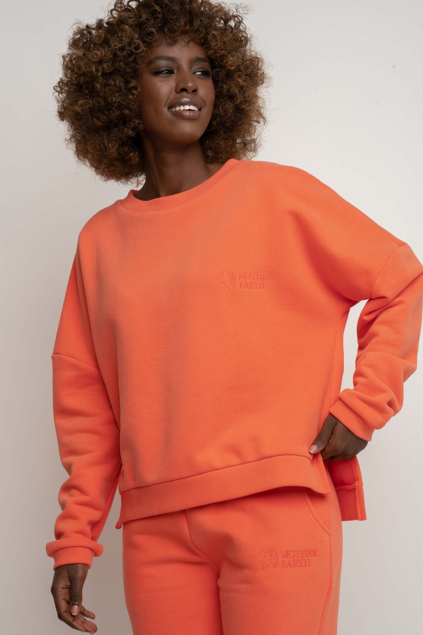BLUZA O KROJU REGULAR FIT Z DŁUŻSZYM TYŁEM PUMPKIN POMARAŃCZOWA - COOK