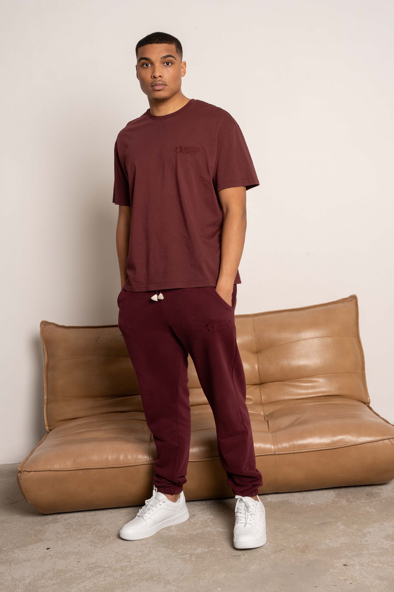 T-SHIRT OVERSIZE Z DELIKATNYM EFEKTEM SPRANIA BORDOWY - MOROTAI