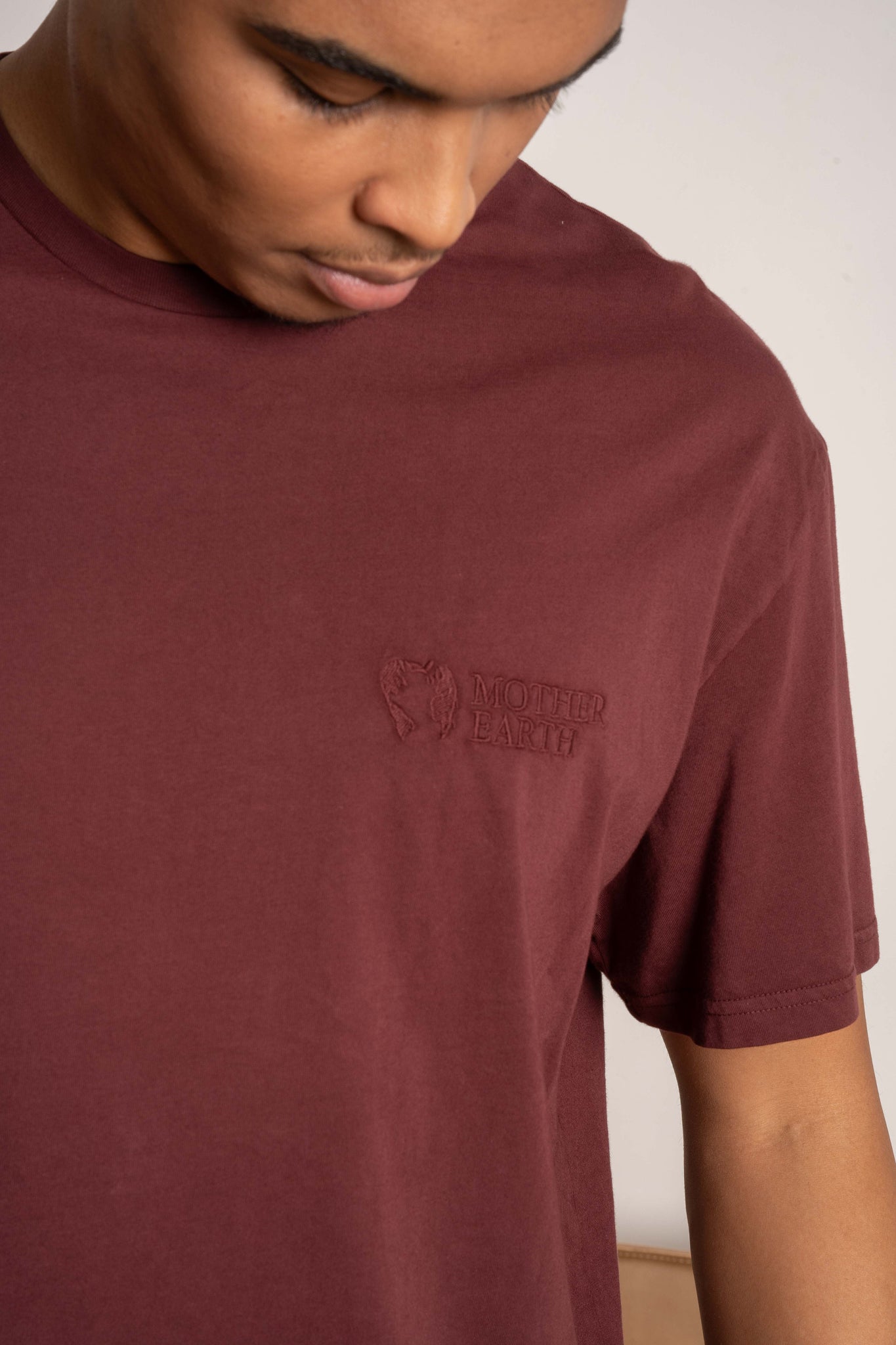 T-SHIRT OVERSIZE Z DELIKATNYM EFEKTEM SPRANIA BORDOWY - MOROTAI