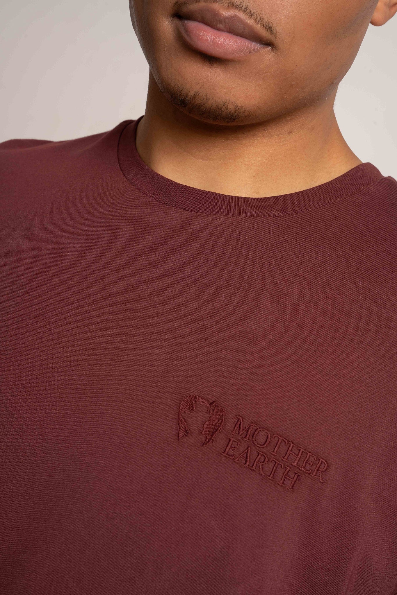 T-SHIRT OVERSIZE Z DELIKATNYM EFEKTEM SPRANIA BORDOWY - MOROTAI