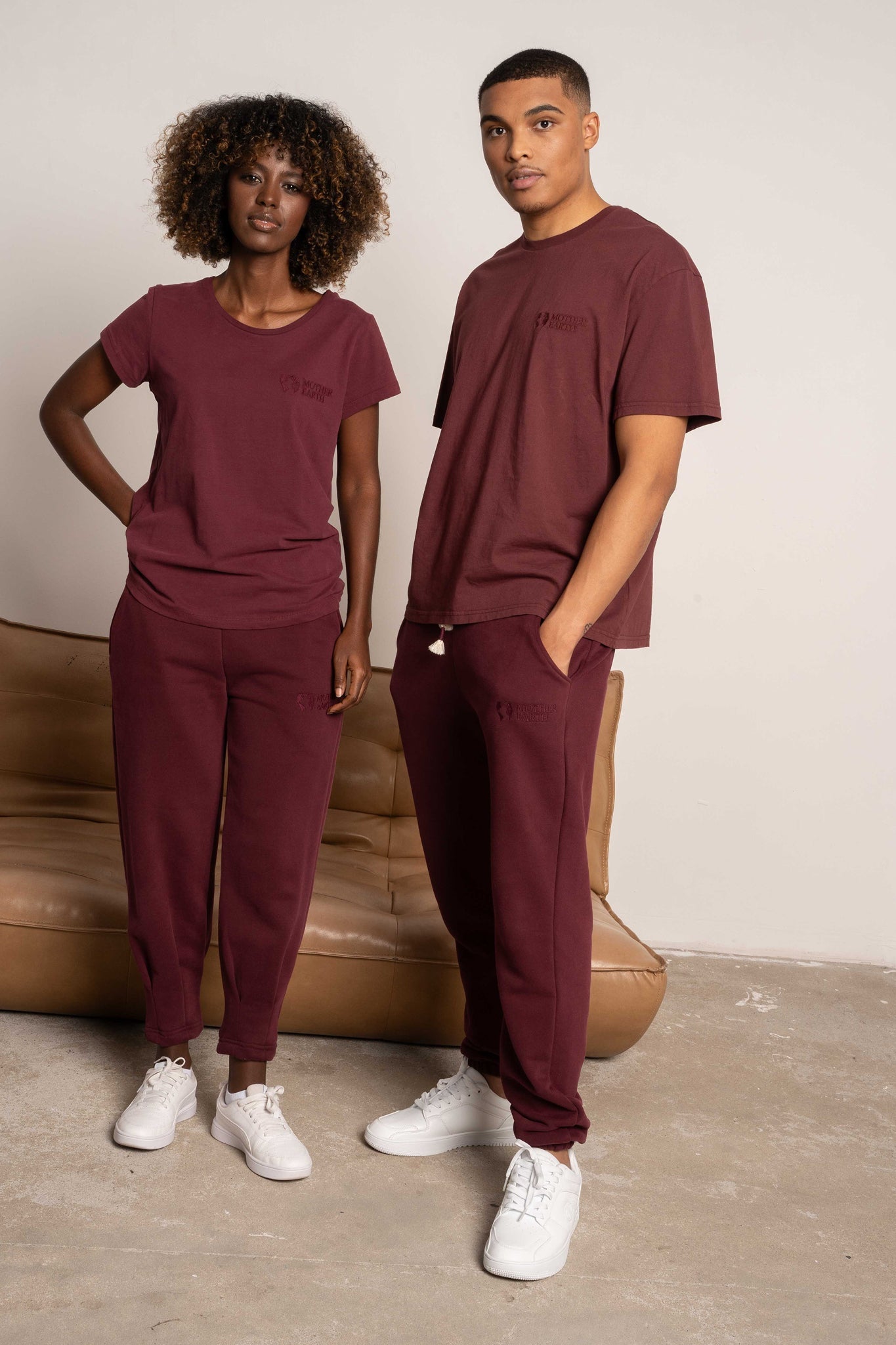 T-SHIRT OVERSIZE Z DELIKATNYM EFEKTEM SPRANIA BORDOWY - MOROTAI